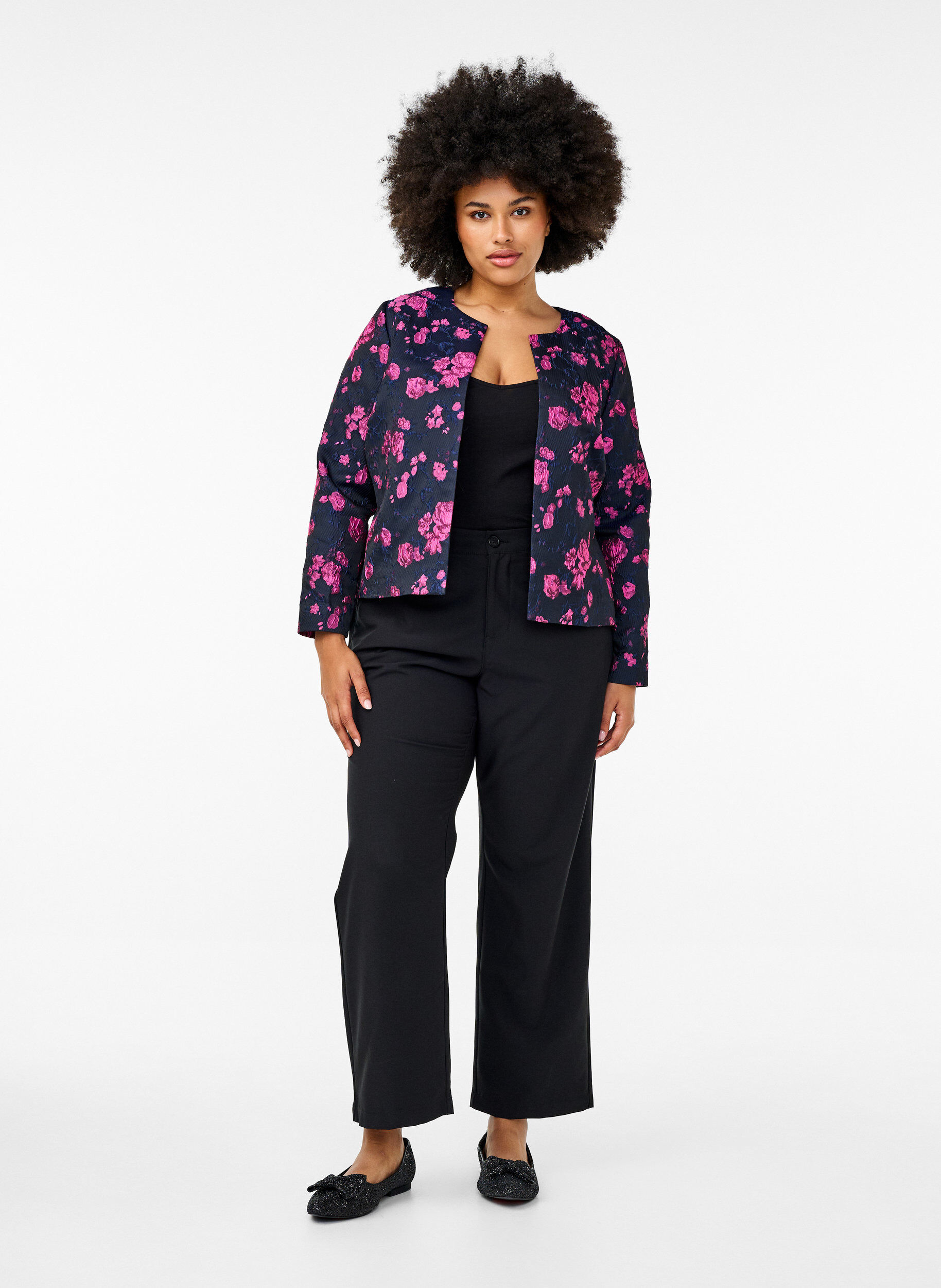 Zizzi Jacquard jas met bloemenprint, Black w. Red Rose, Model image number 2