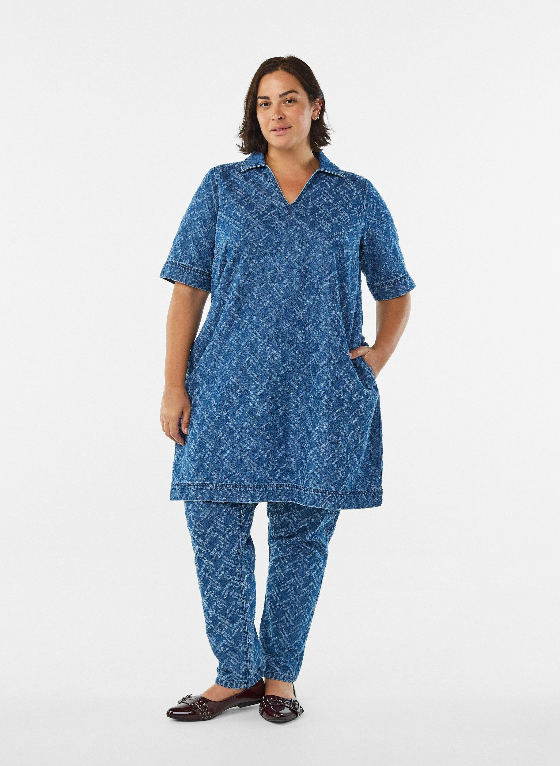 Zizzi Korte denimjurk met textuurpatroon, Blauw, Model image number 1