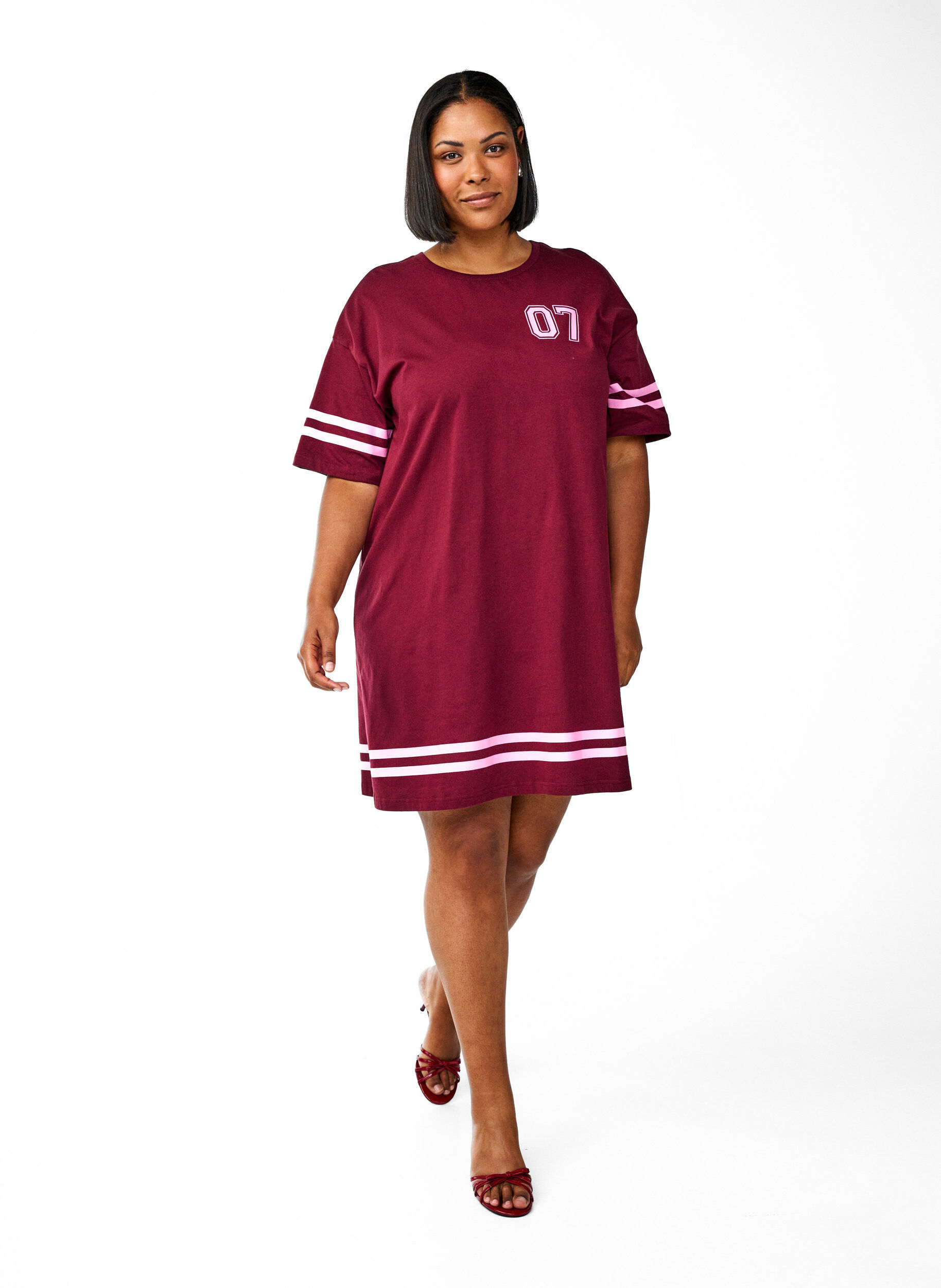 Zizzi Kort T-shirtjurkje met sportieve details, Donker Bordeaux, Model image number 1