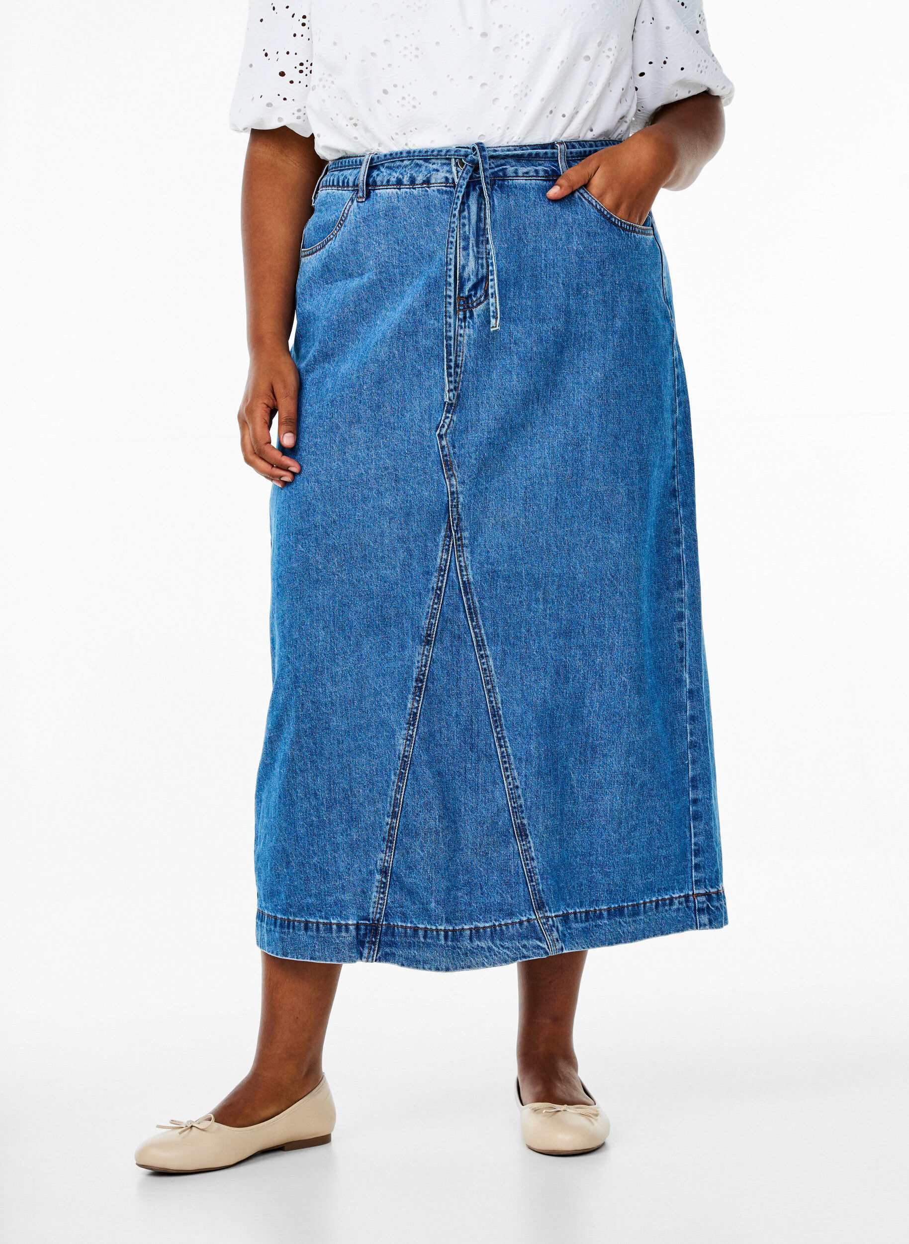 Zizzi Denim maxirok met strikceintuur, Blue Denim, Model image number 2