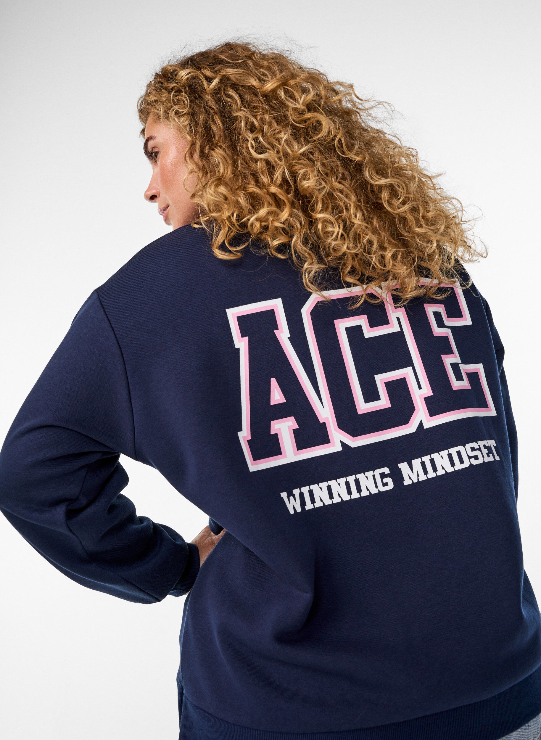 Zizzi Sweatshirt met statementprint op de mouwen en achterkant, Blauw, Model image number 3