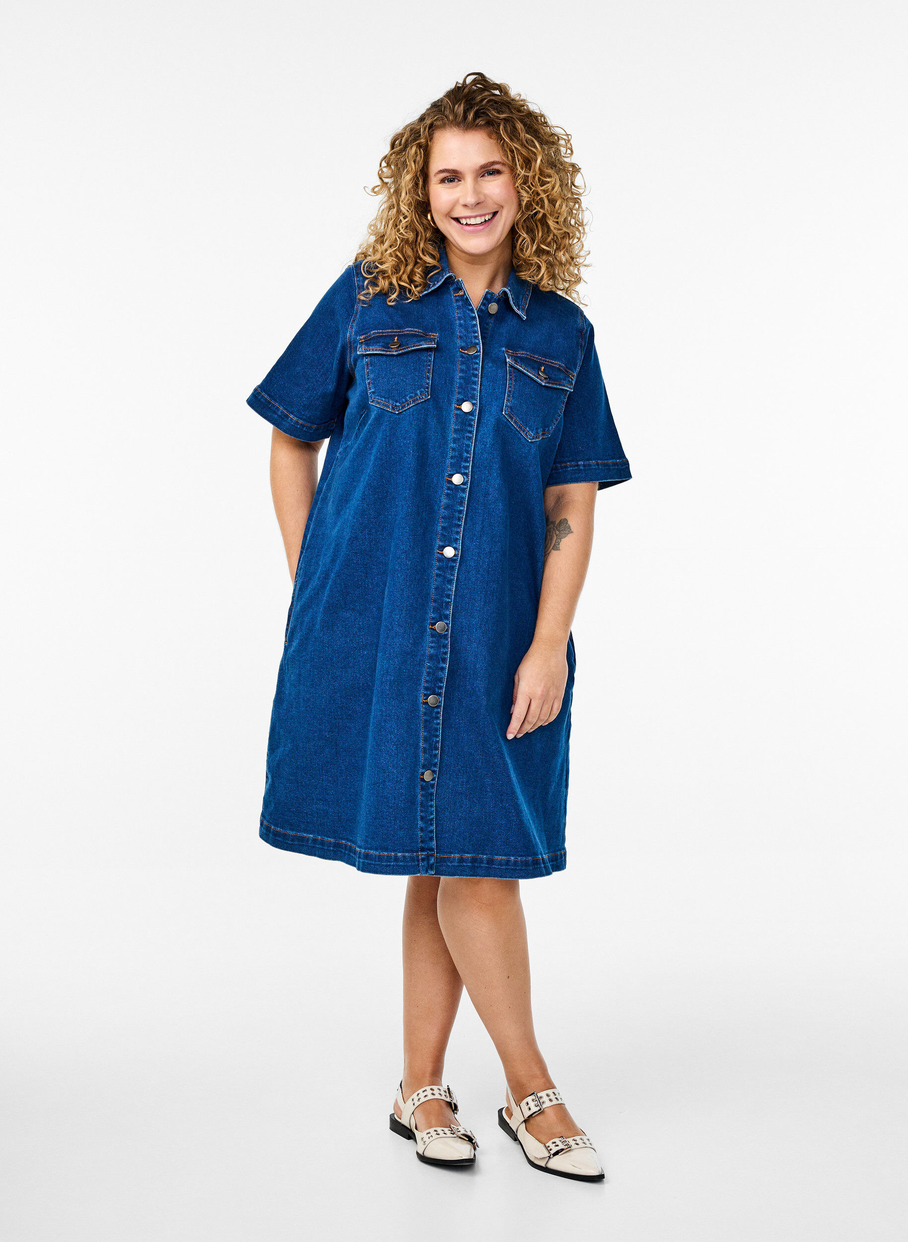 Zizzi Denim jurk met knopen en korte mouwen, Blauw, Model image number 1