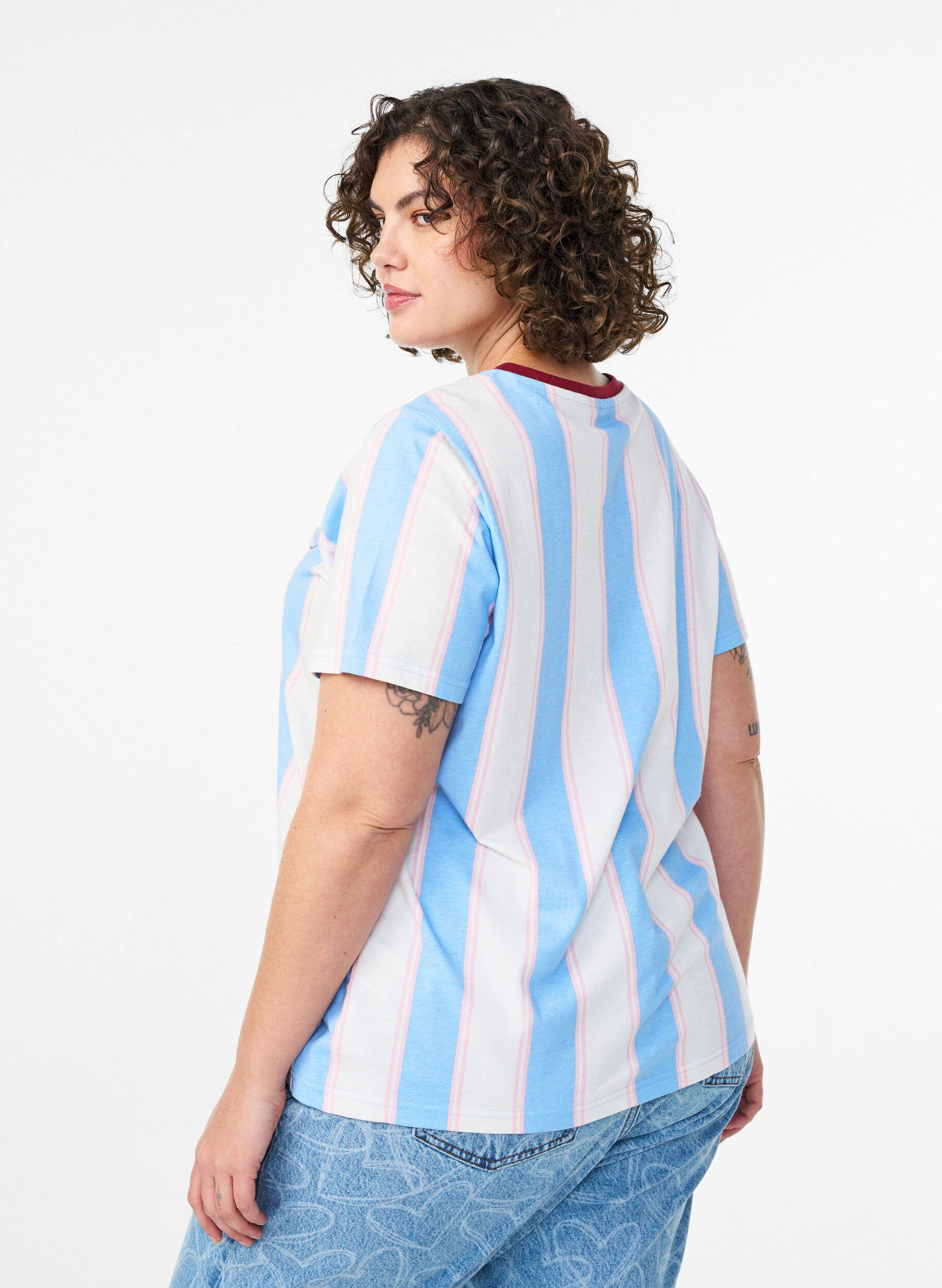 Zizzi T-shirt met strepen en tekstprint, Blauw, Model image number 2