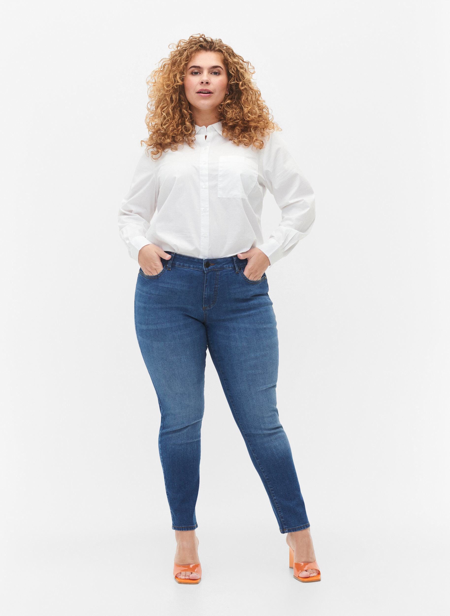 Zizzi Emily jeans met reguliere taille en slanke pasvorm, Blue denim, Model image number 3