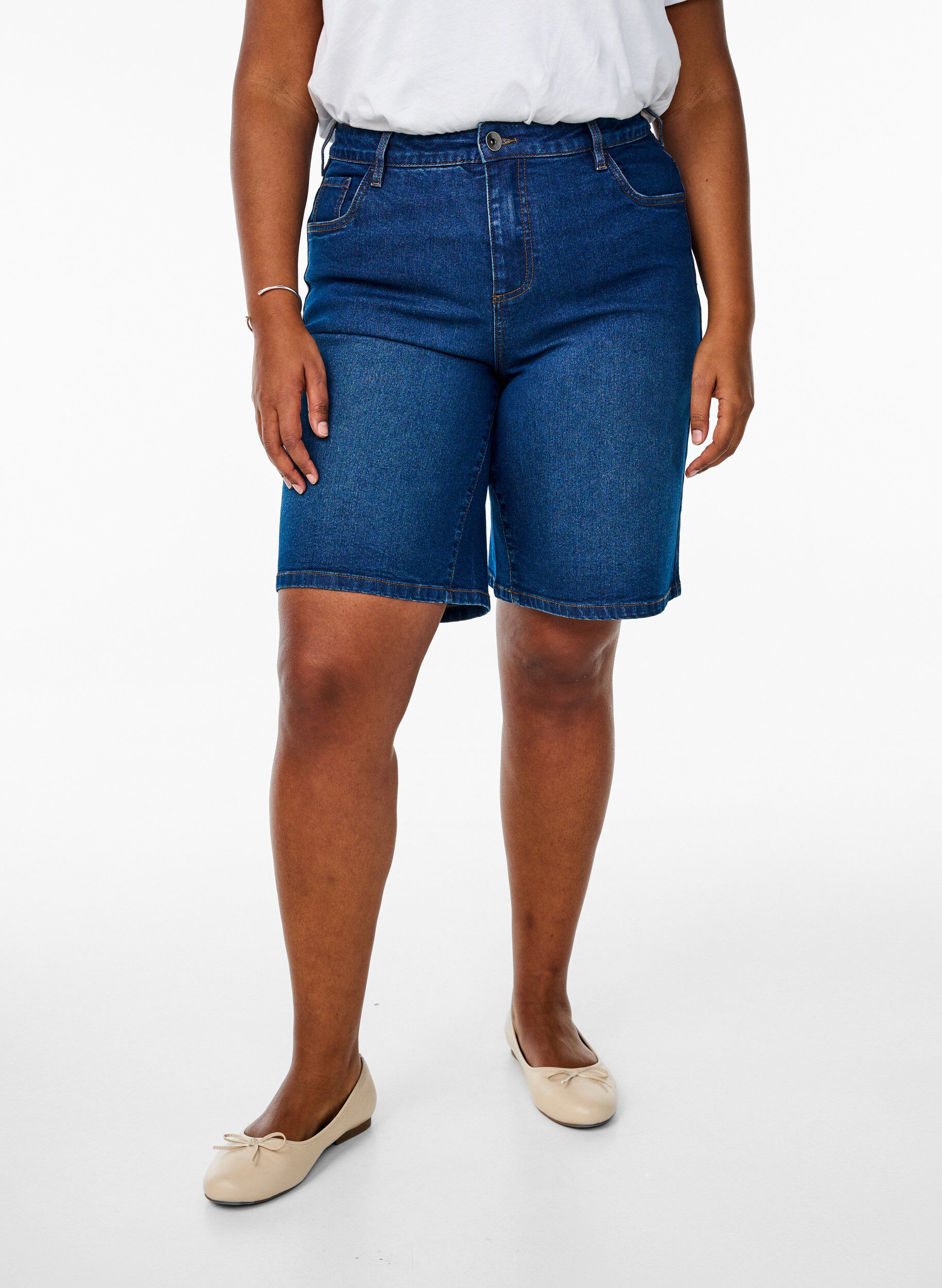 Zizzi Losse denim shorts met hoge taille, Blauw, Model image number 3