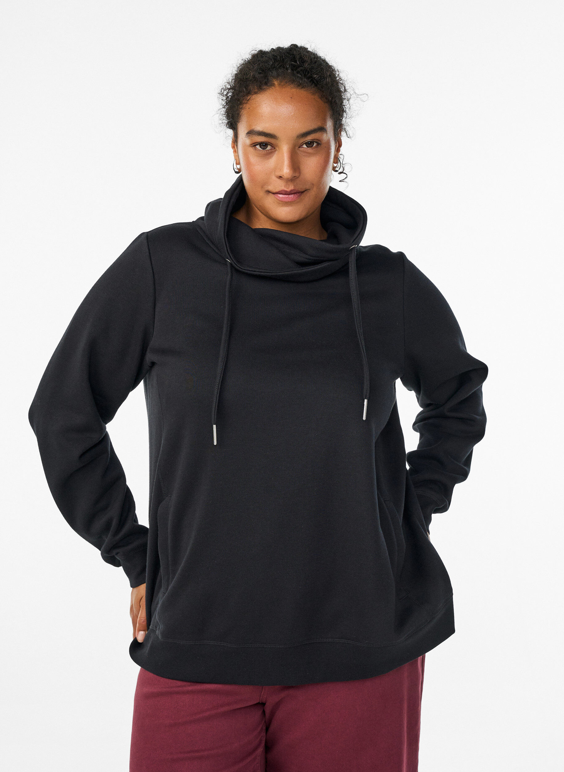 Sweatshirt met hoge kraag en zakken, Zwart, Model