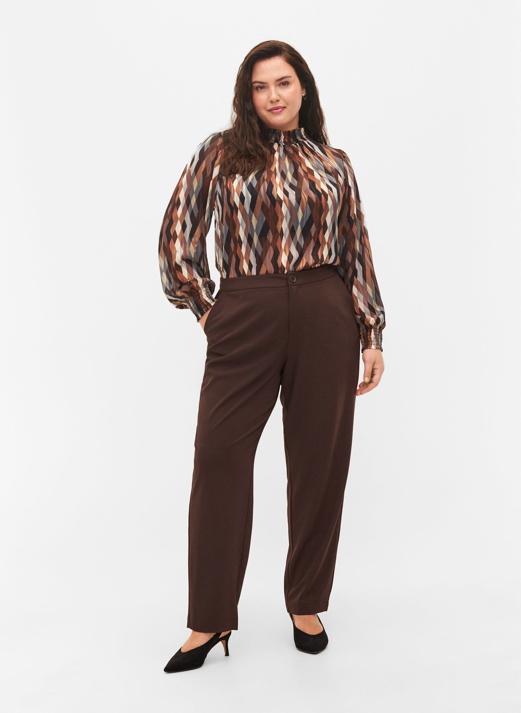 Zizzi Bedrukte blouse met smock, Earthy Zig Zag, Model image number 2