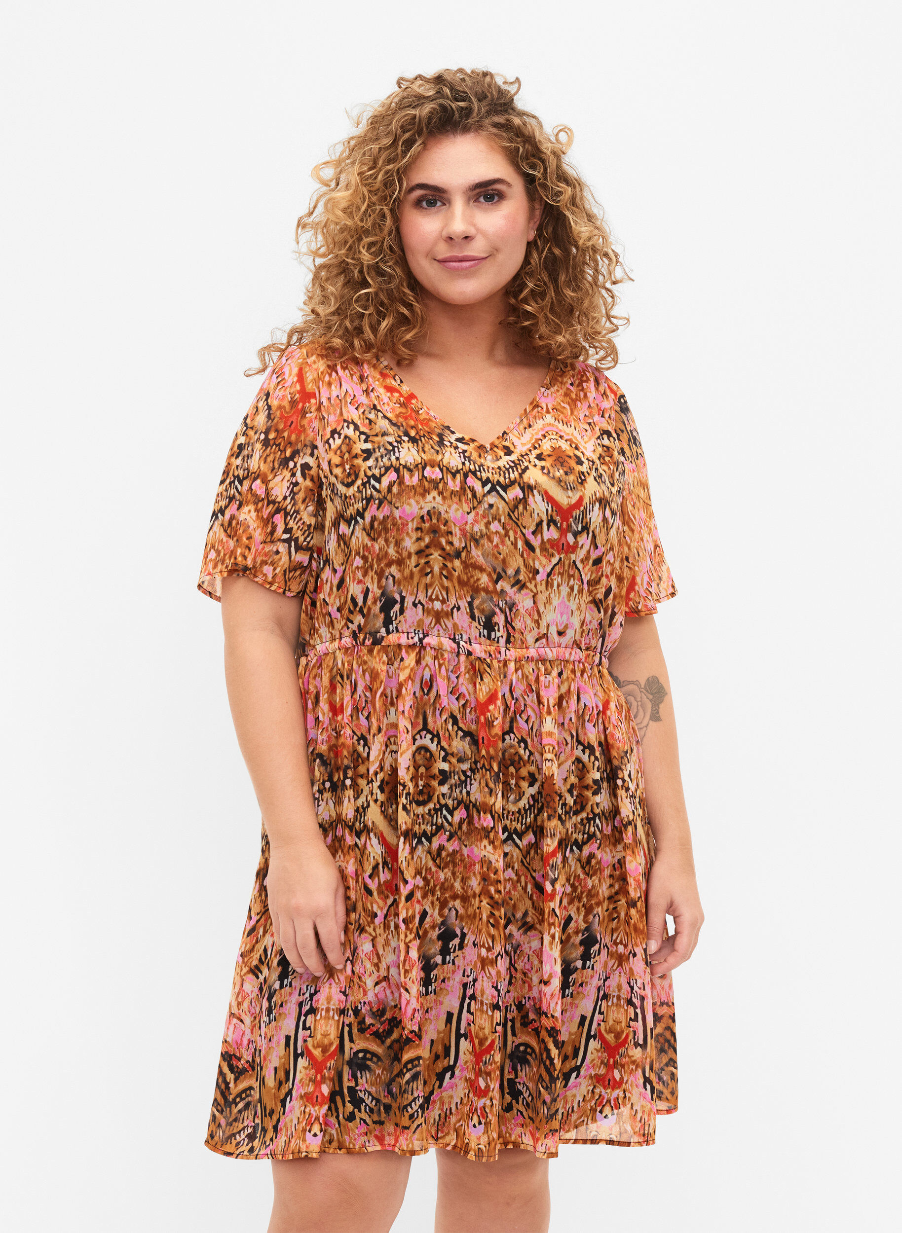 Zizzi Korte jurk met V-hals en print, Colorful Ethnic, Model image number 0