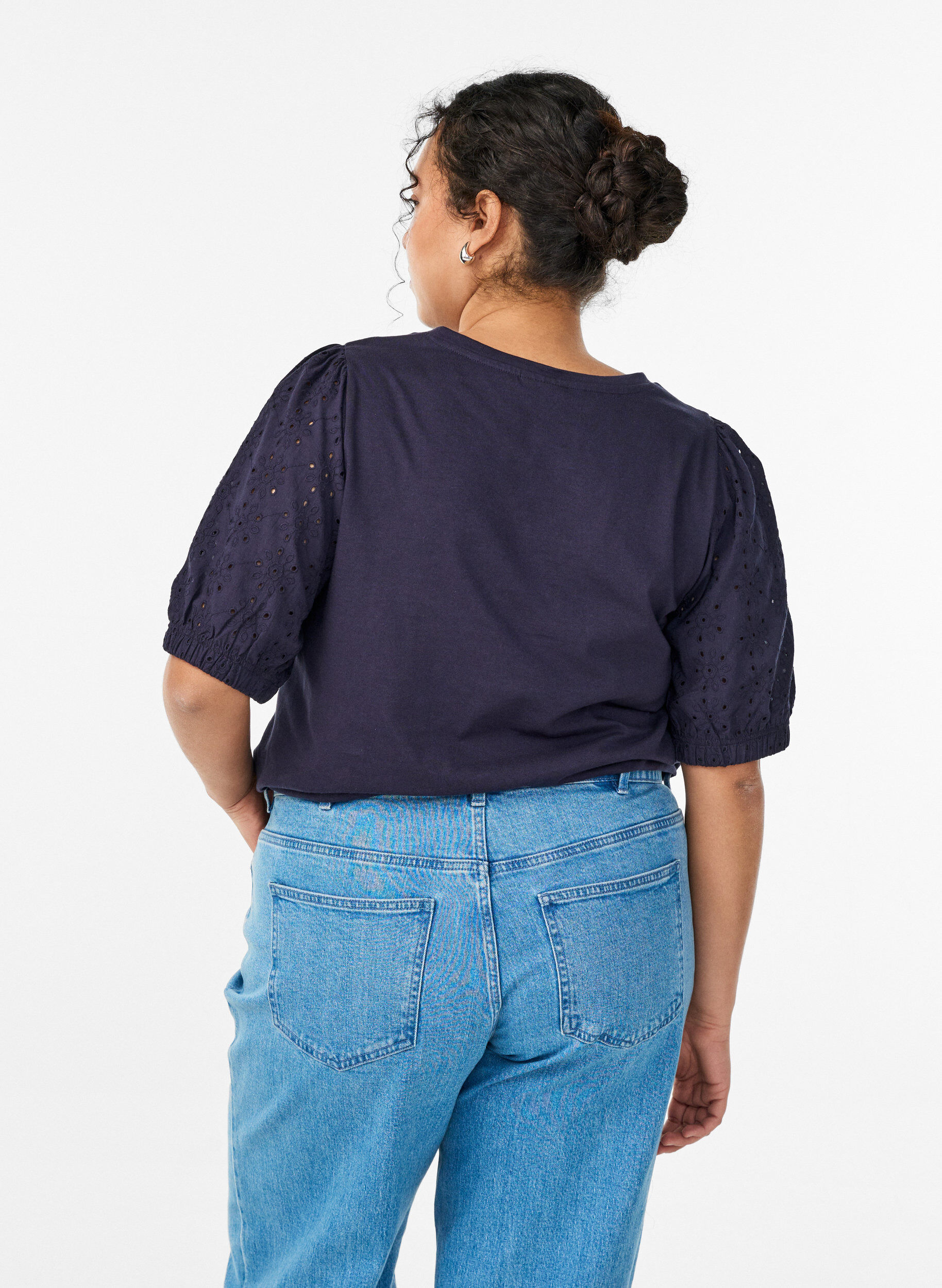 Zizzi T-shirt met mouwen van broderie anglaise, Blauw, Model image number 2