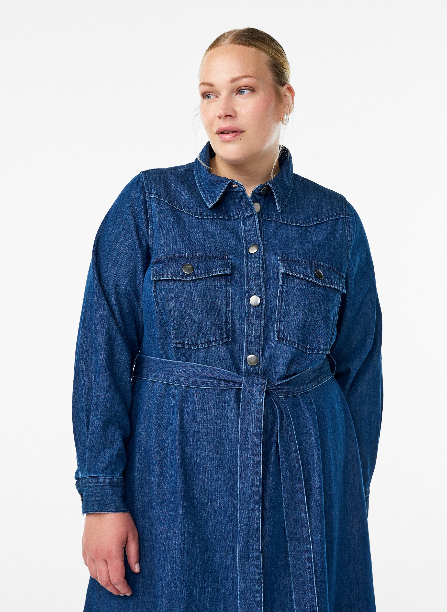 Zizzi Halflange denim jurk met strikceintuur, Blauw, Model image number 2