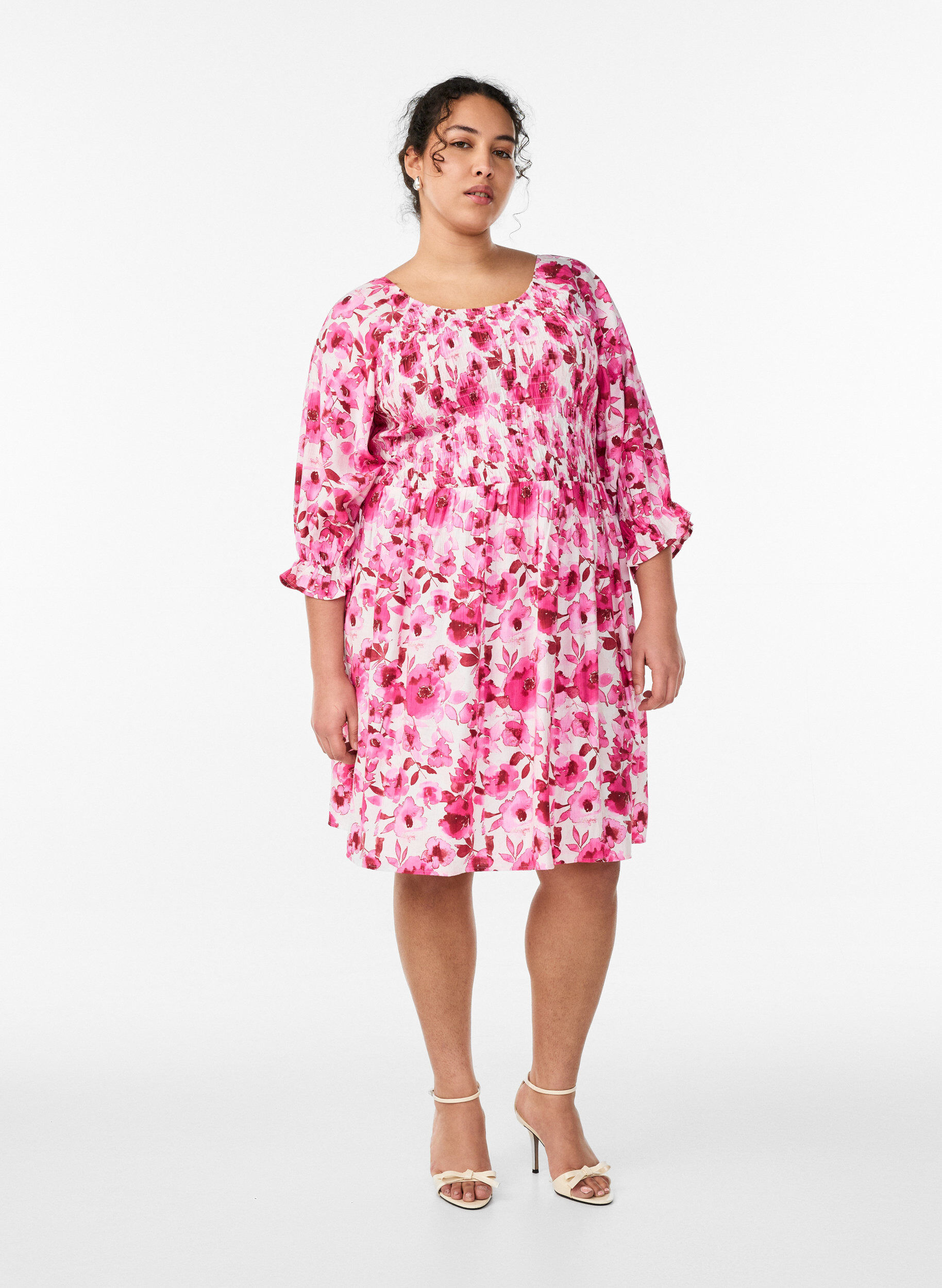 Zizzi Gerimpelde jurk met bloemenprint, Roze, Model image number 1