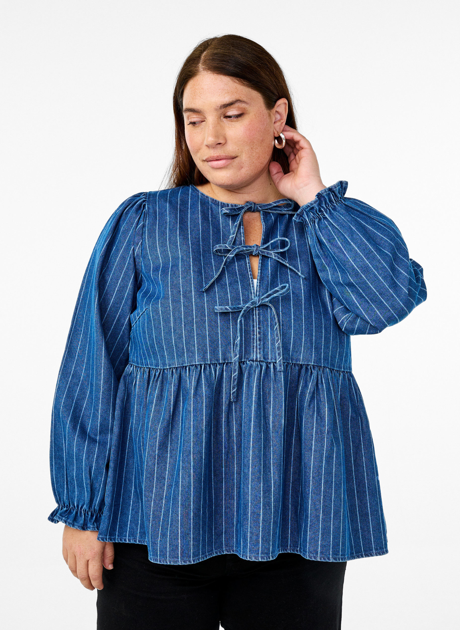 Zizzi Gestreepte denim blouse met strik aan de voorkant, Blauw, Model image number 0