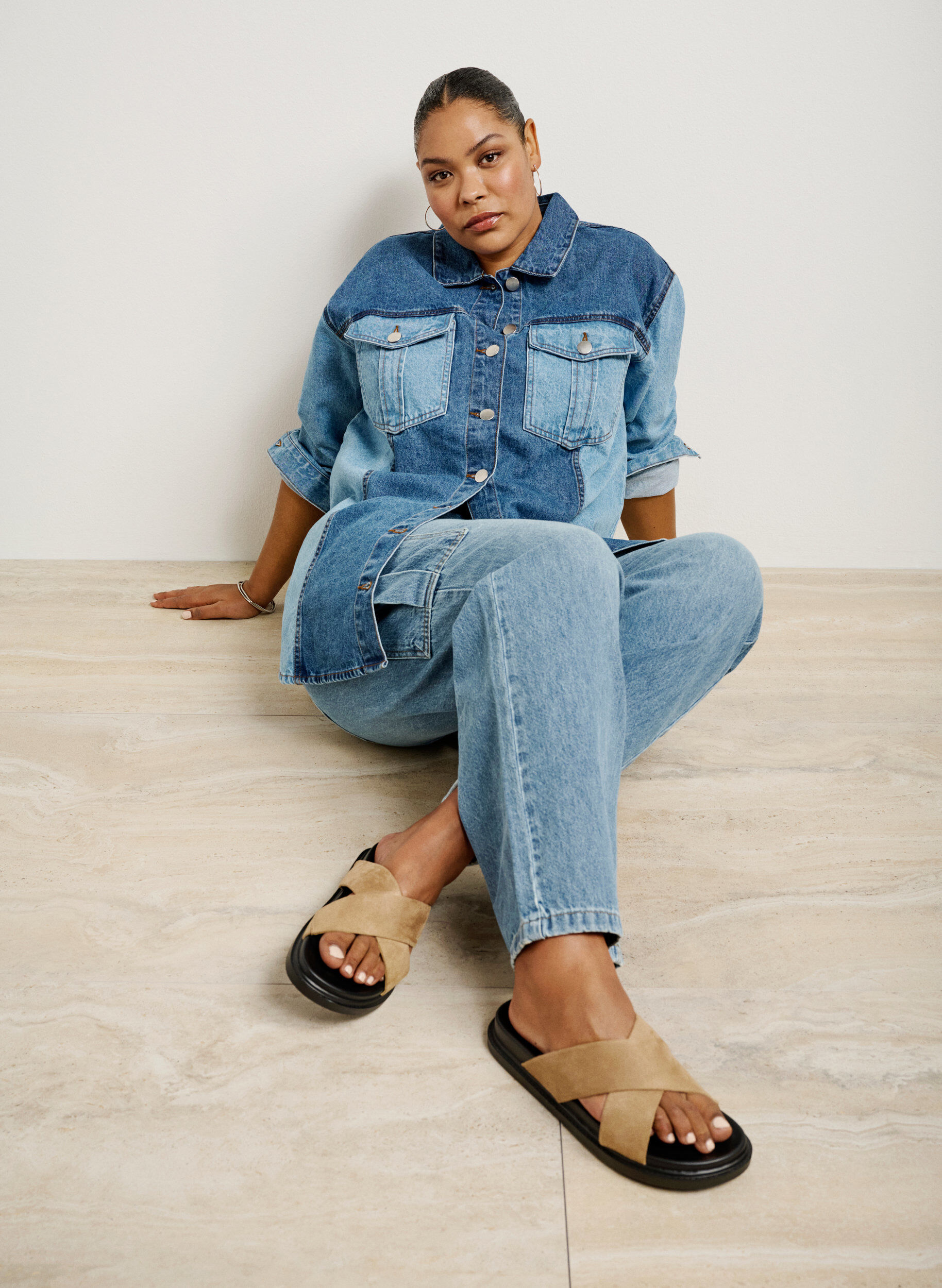 Zizzi Sandalen van kunstsu&egrave;de met gekruiste bandjes, Woodsmoke, Image image number 0