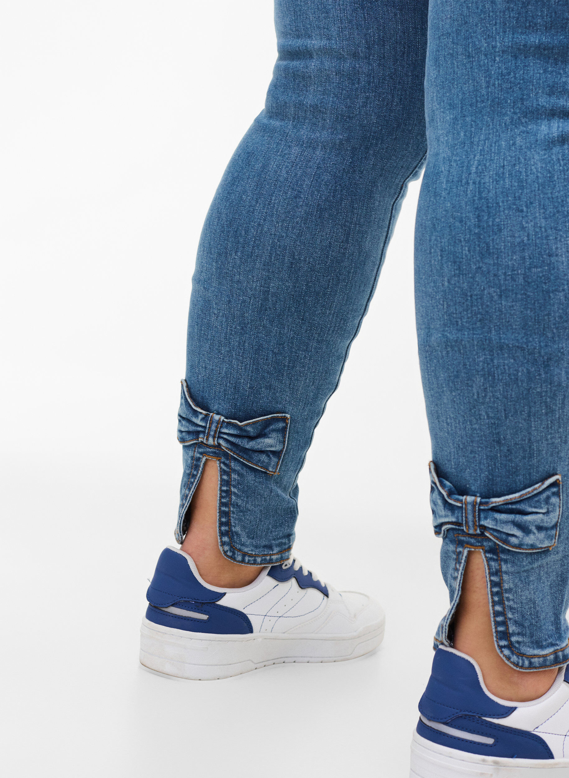 Zizzi Cropped Amy jeans met hoge taille en strikje, Blue denim, Model image number 2
