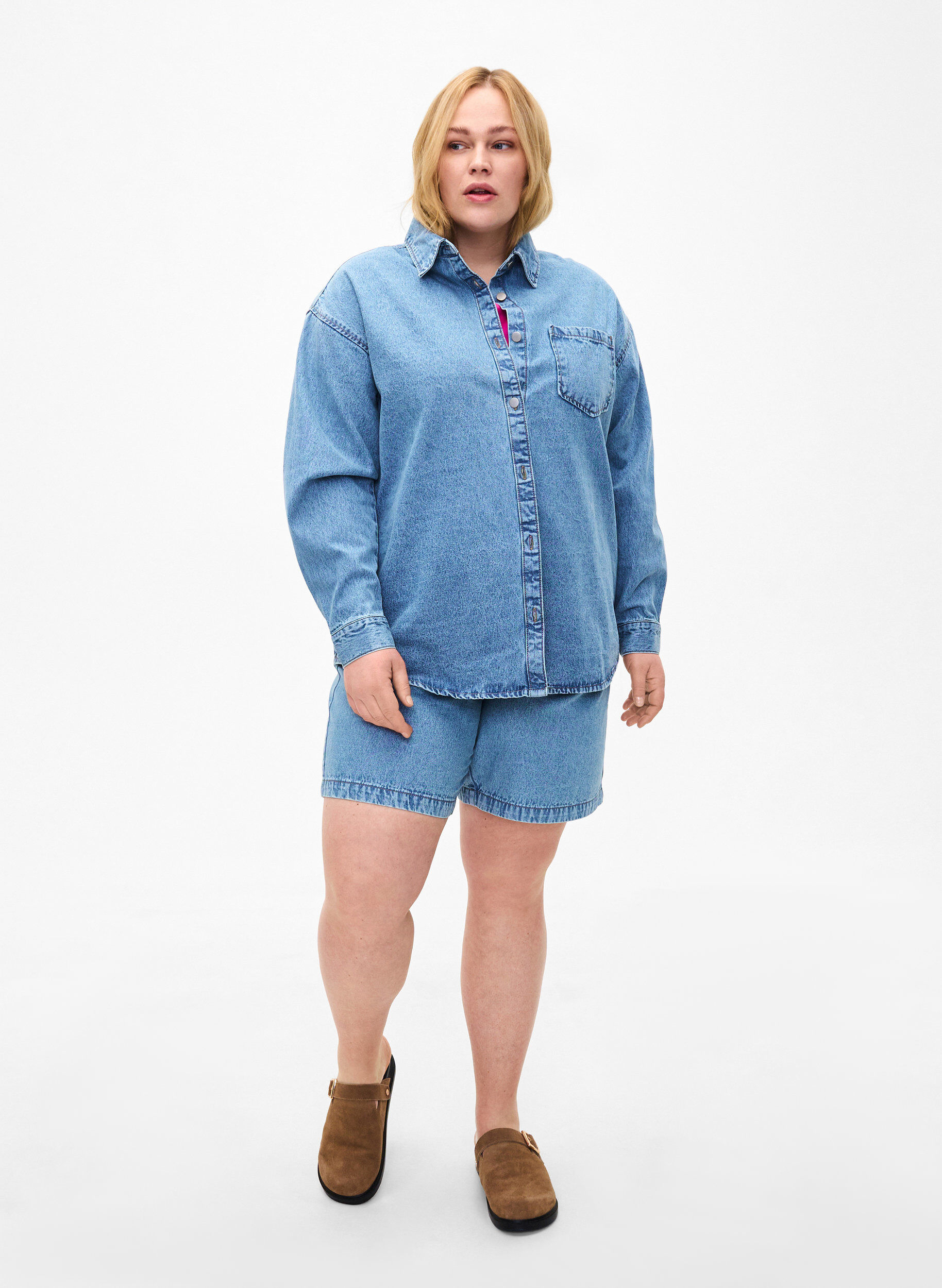 Zizzi Soepelvallend denim overhemd met borstzak, Light blue denim, Model image number 3
