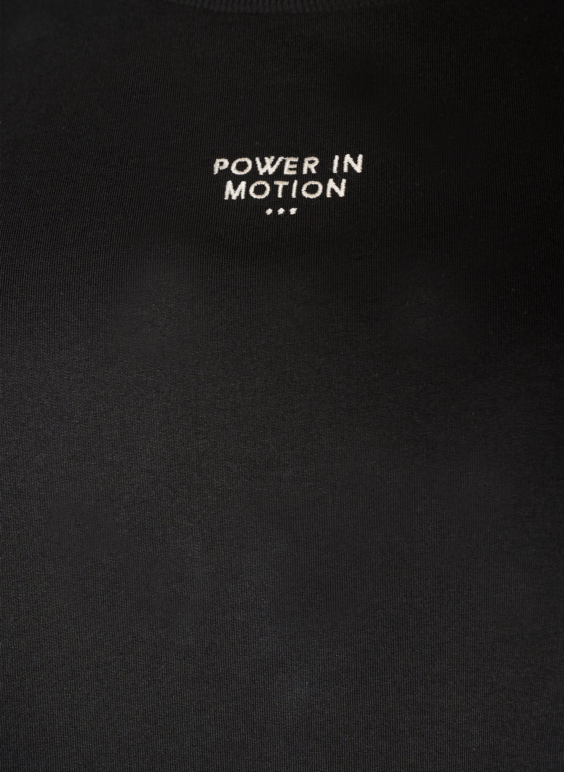 Zizzi Active T-shirt met een losse pasvorm en geborduurde statement, Zwart, Packshot image number 2