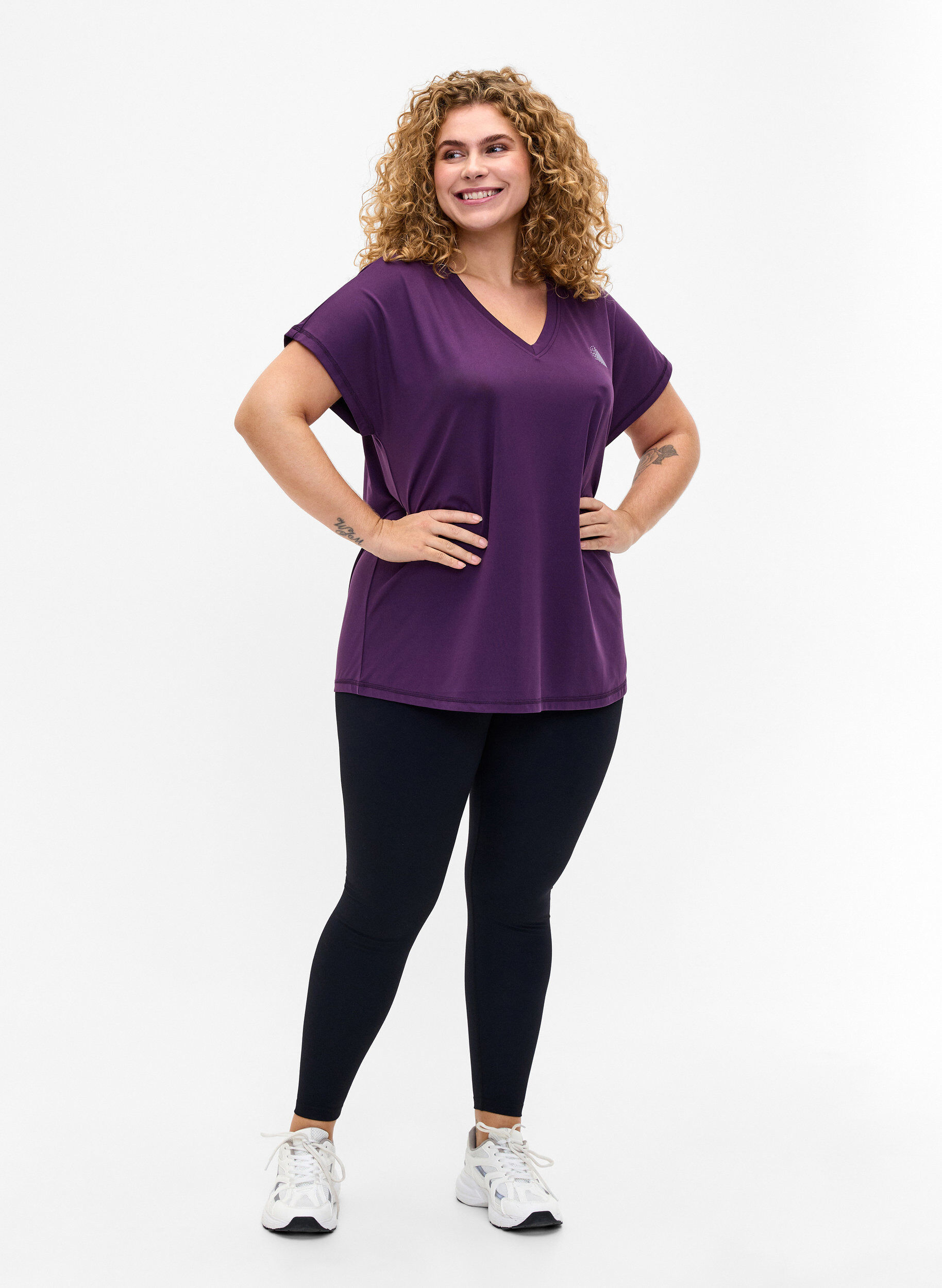 Zizzi Los trainings-T-shirt met v-hals, Purple Pennant, Model image number 2