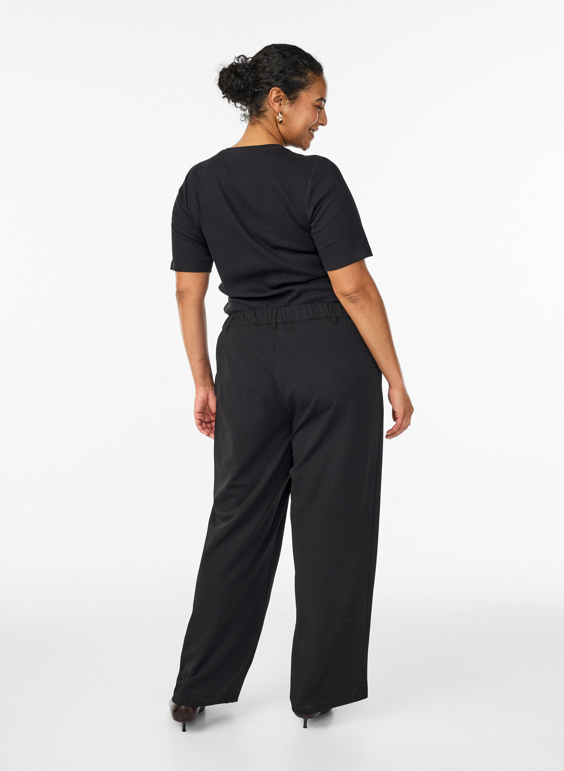 Zizzi High-waisted broek met riemdetail en gouden gesp, Zwart, Model image number 1