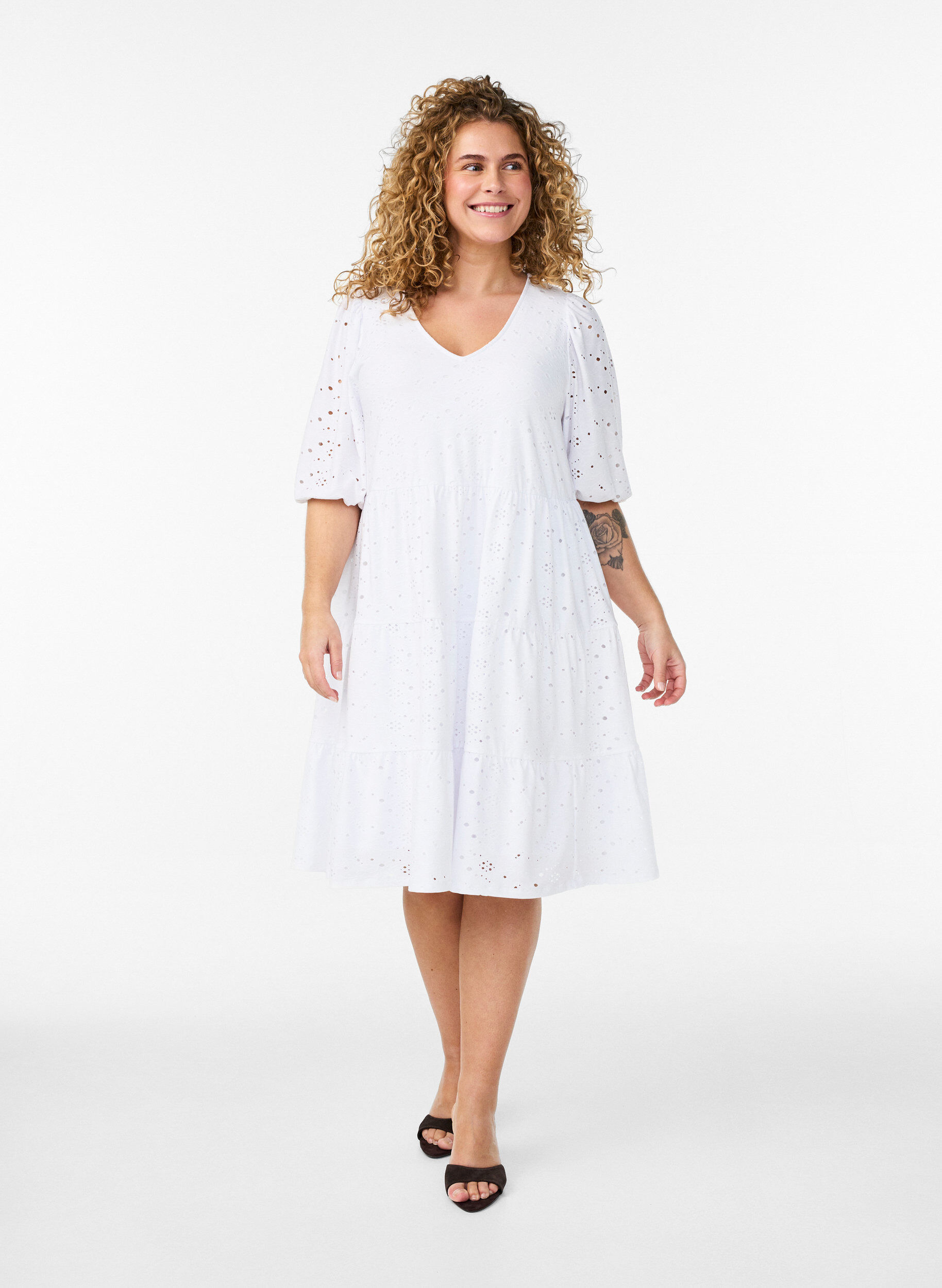 Zizzi Broderie anglaise jurk met een V-hals en mouwen 1/2 lengte, Wit, Model image number 1
