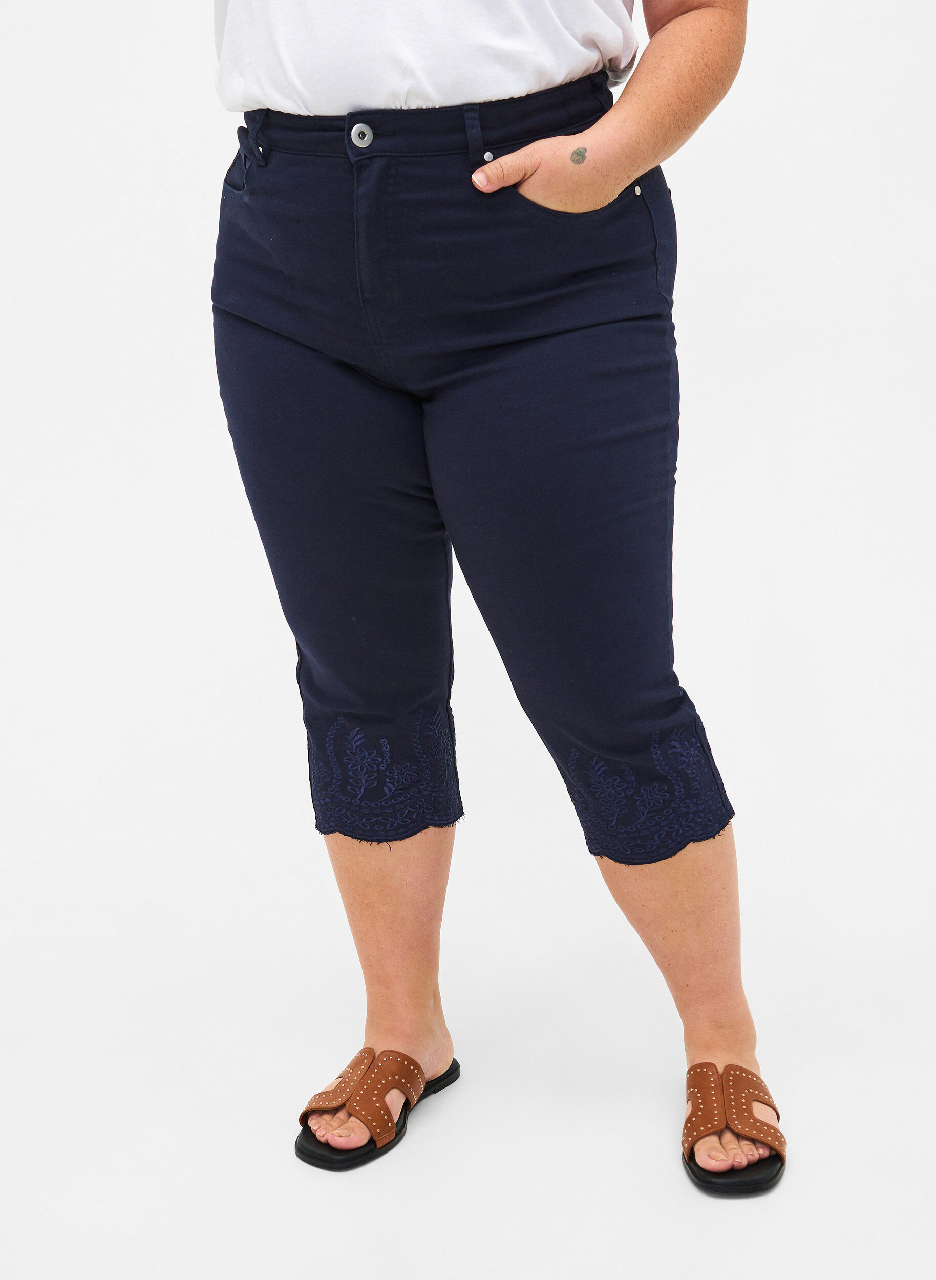 Zizzi  Capribroeken met hoge taille en broderie anglaise, Night Sky, Model image number 2