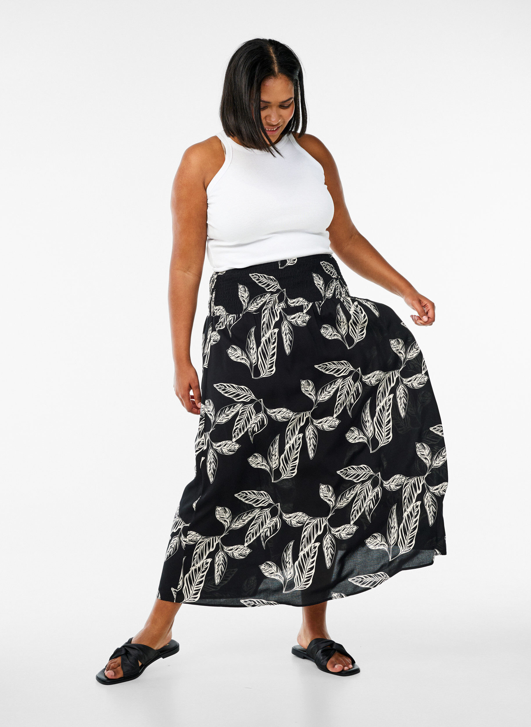 Zizzi FLASH - Maxi rok in viscose met smokwerk, Zwart, Model image number 2