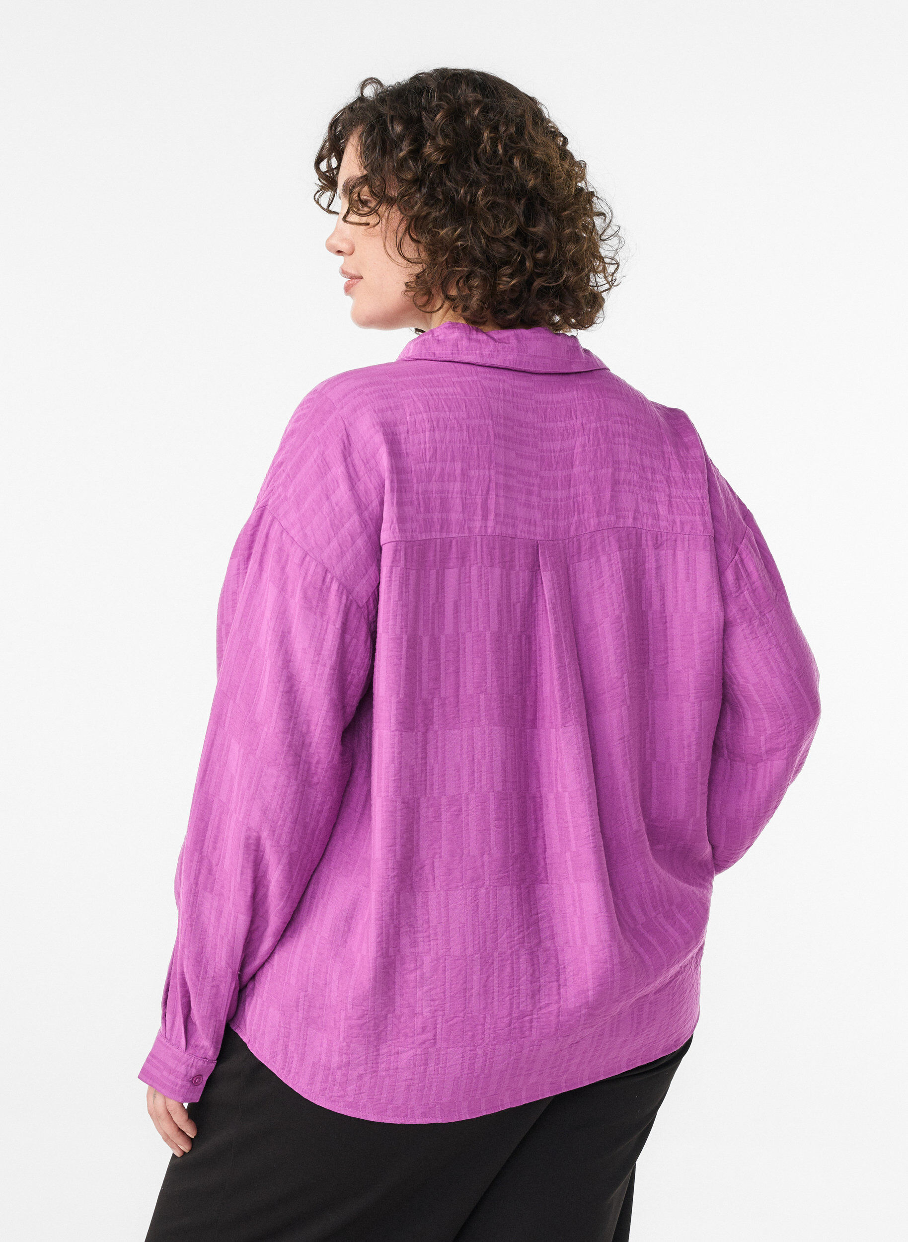 Zizzi Losvallend shirt met textuur en V-hals, Paars, Model image number 2