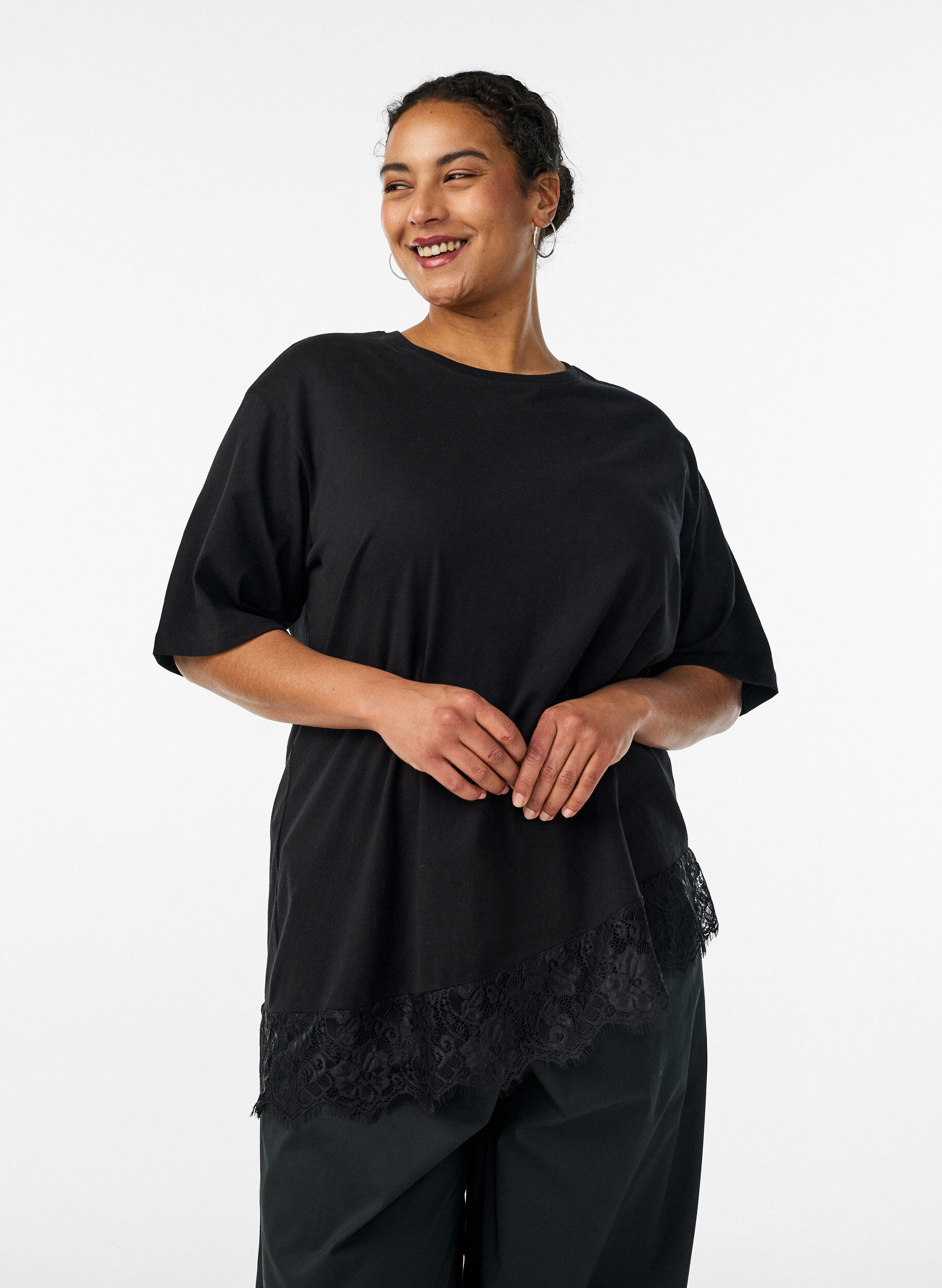 T-shirt met asymmetrische kanten zoom, Zwart, Model