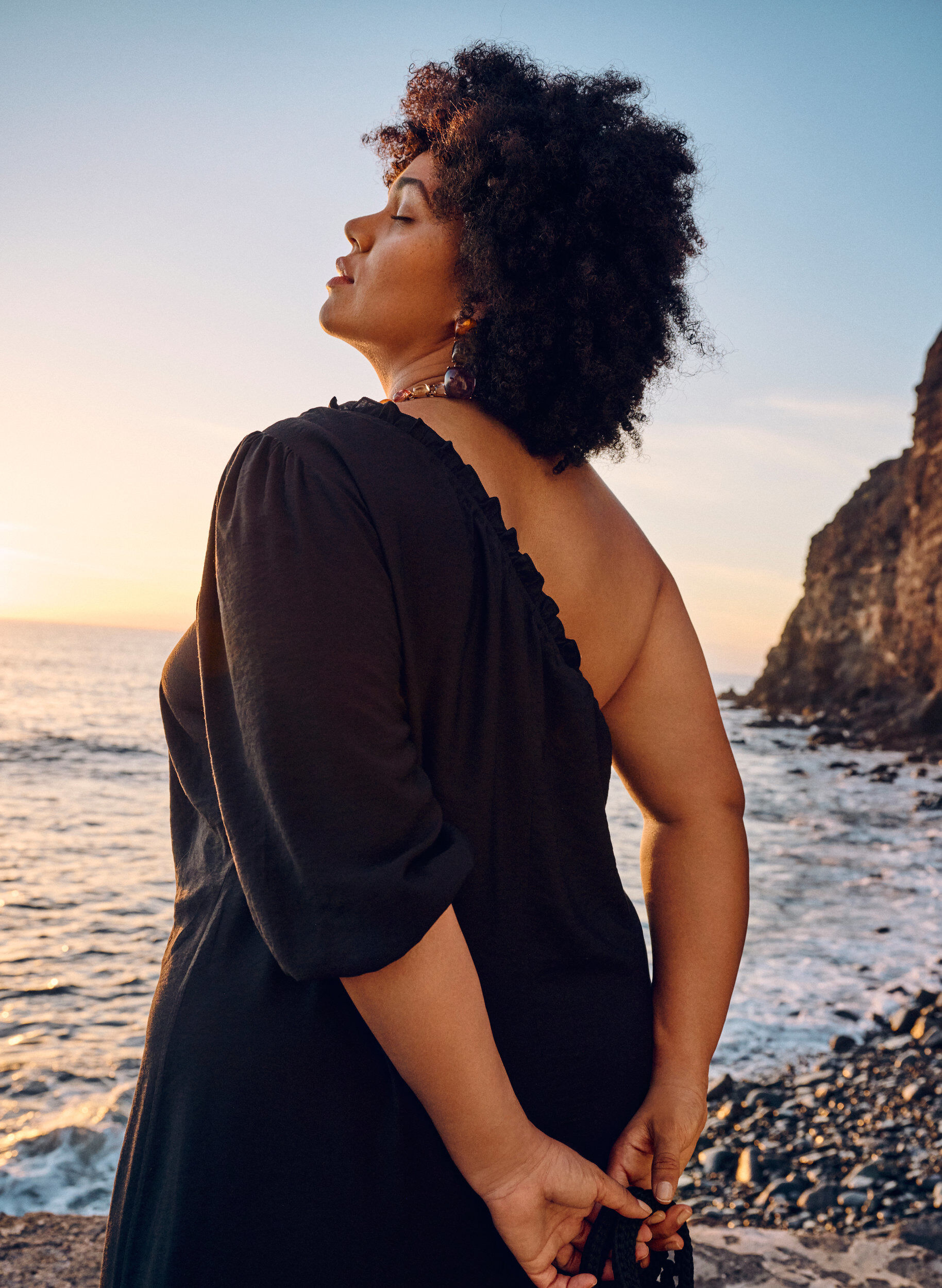 Zizzi One-shoulder jurk van viscose, Zwart, Image image number 1