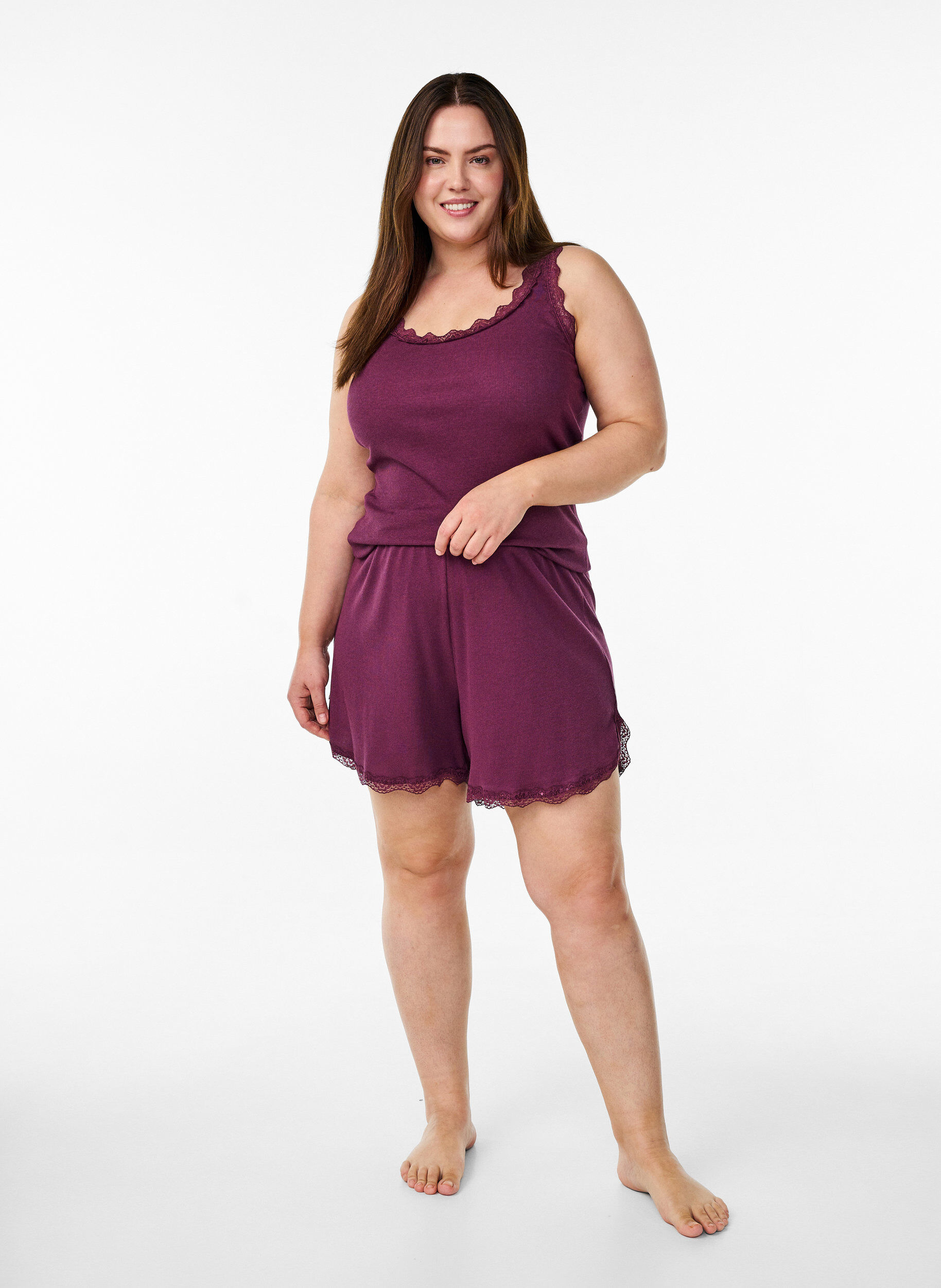 Zizzi Lichte nachtshorts met ribde structuur en kanten afwerking, Donker Bordeaux, Model image number 1