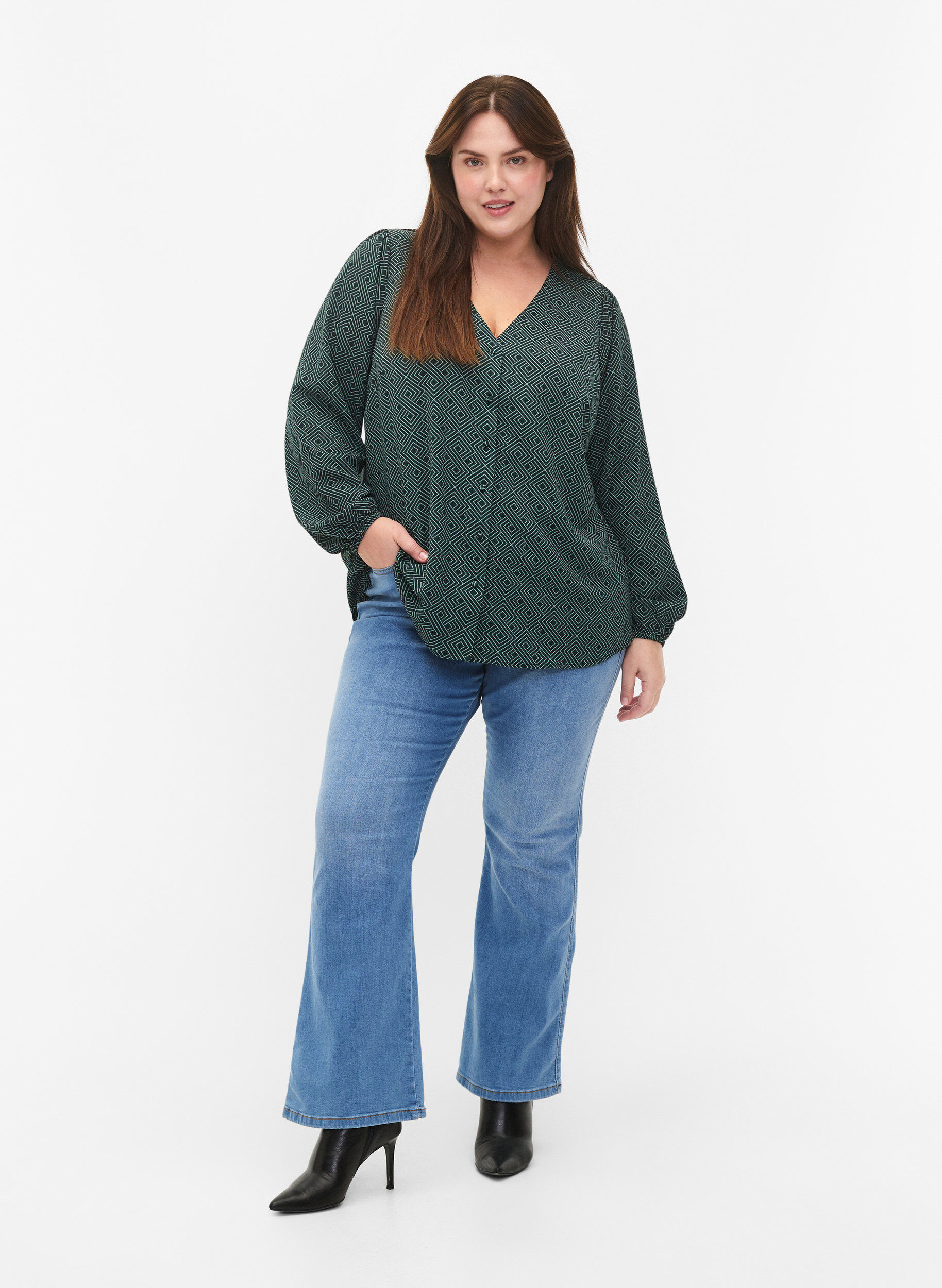 Zizzi Shirtblouse met V-hals en print, Scarab Graphic AOP, Model image number 2