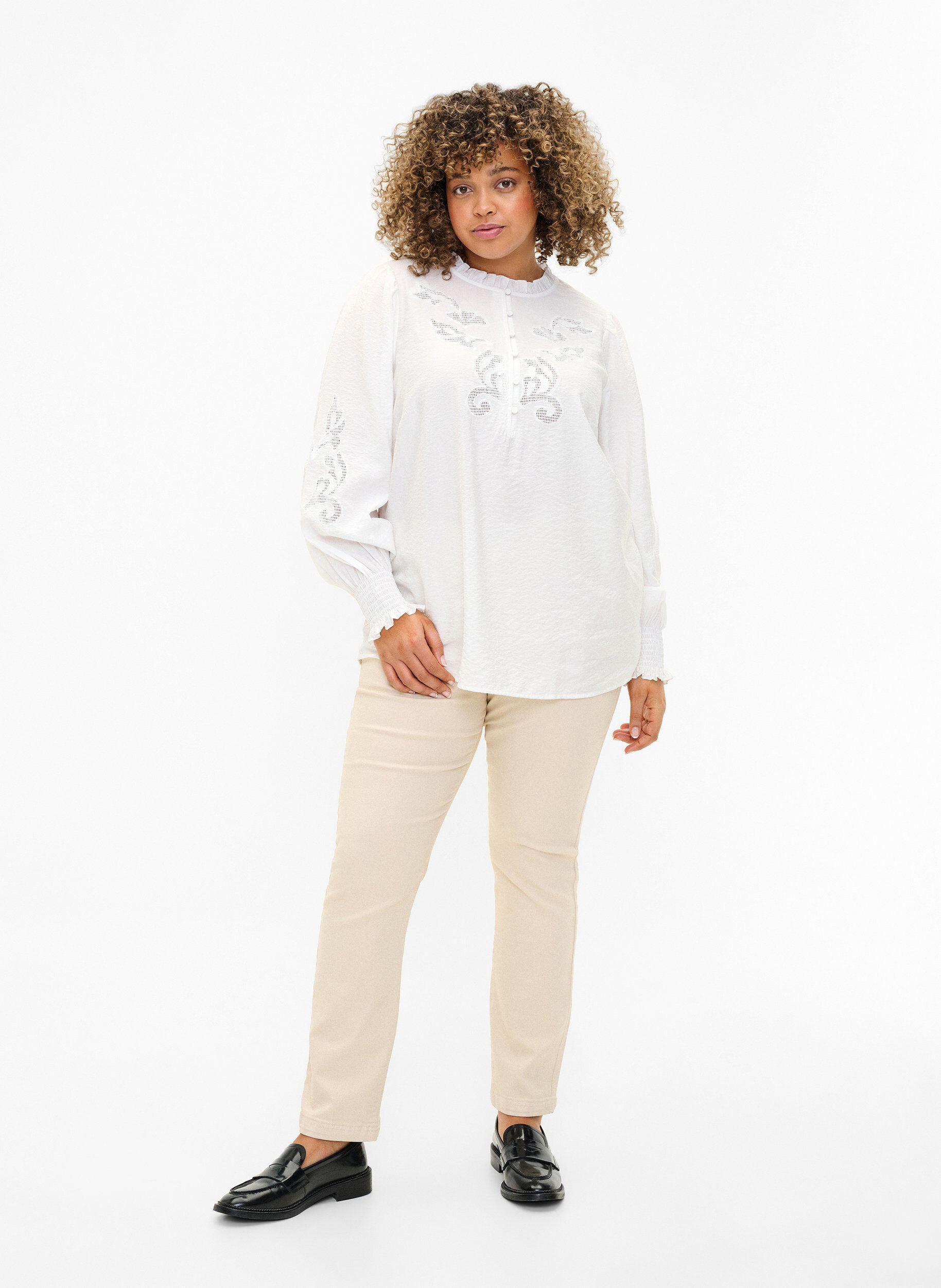 Zizzi Blouse met ruches en broderie anglaise, Bright White, Model image number 2