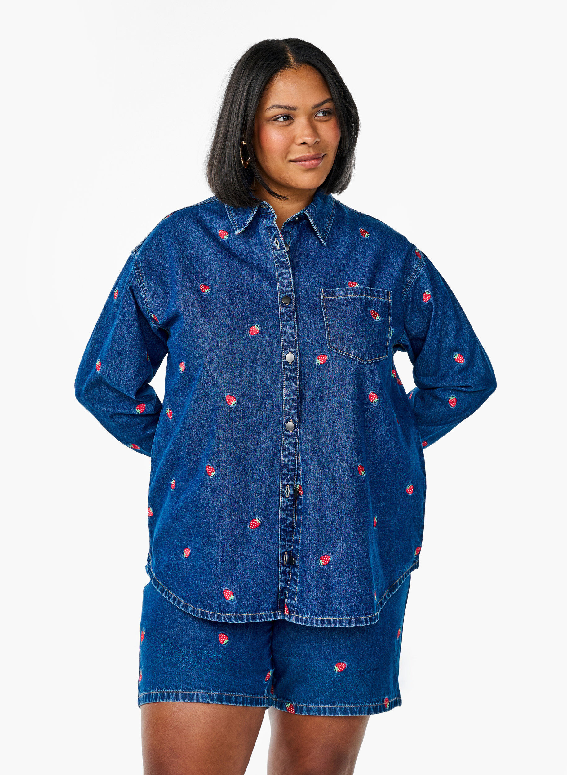 ZizziKorte spijkerbroek met geborduurde aardbeien, Blauw, Model image number 0
