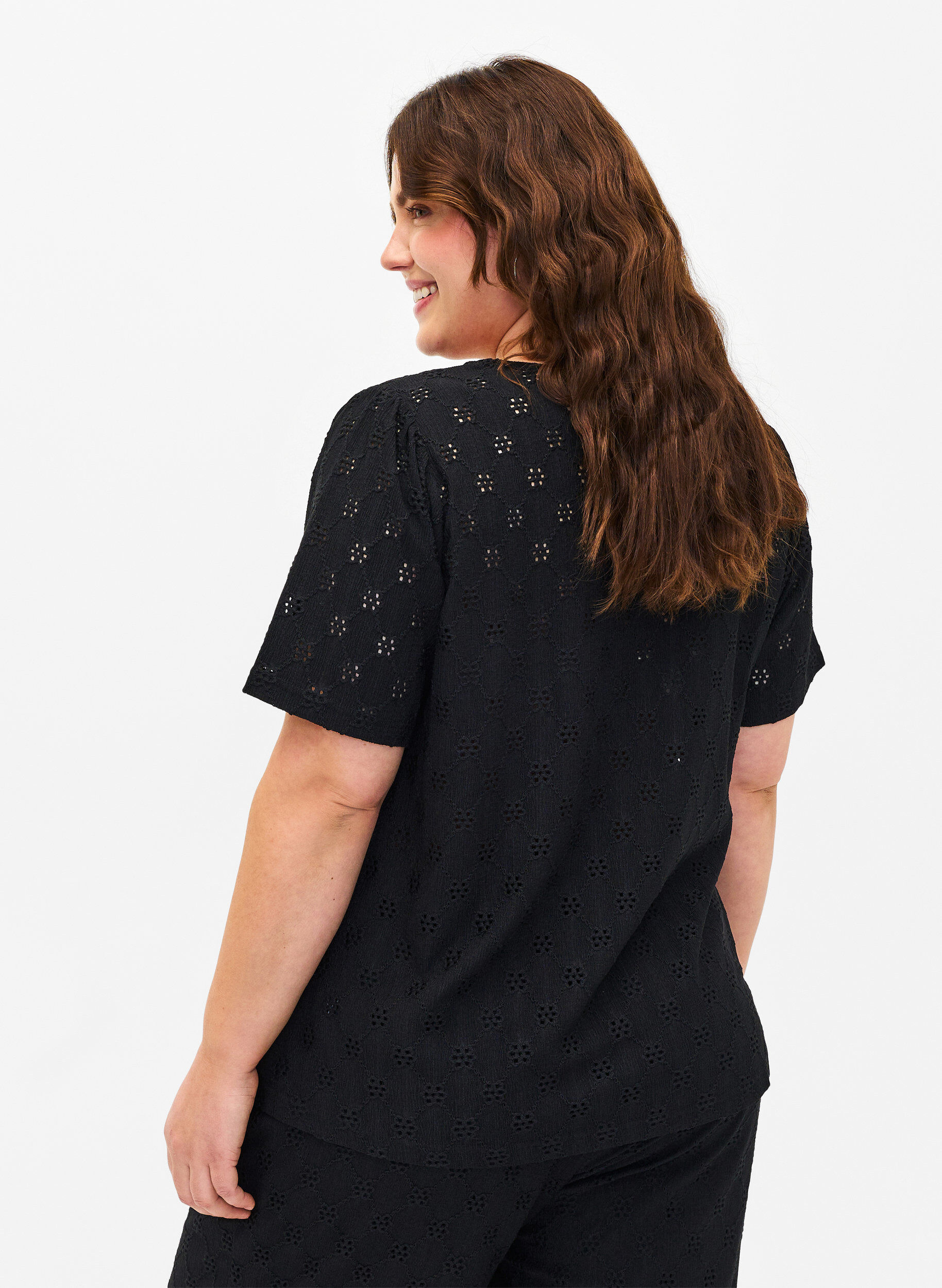Zizzi Blouse met korte mouwen en gaatjespatroon, Black, Model image number 1