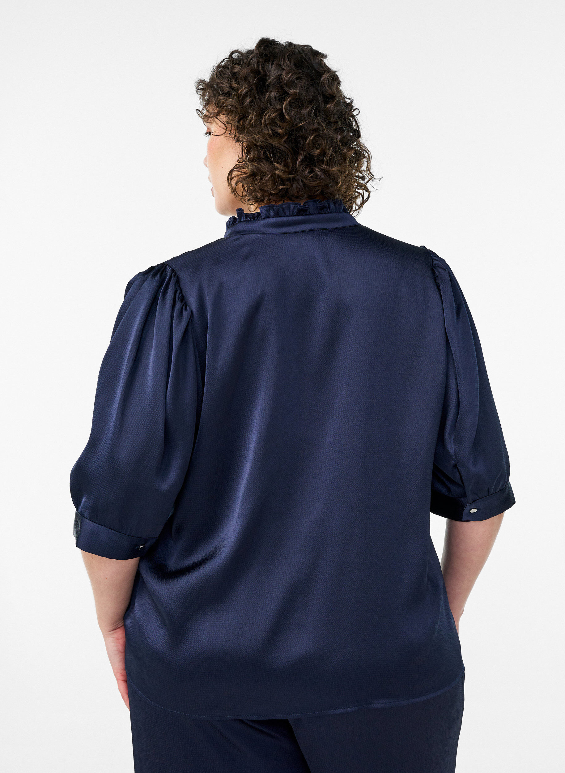 Zizzi Blouse met satinlook, 1/2-mouwen en rucheskraag, Blauw, Model image number 2