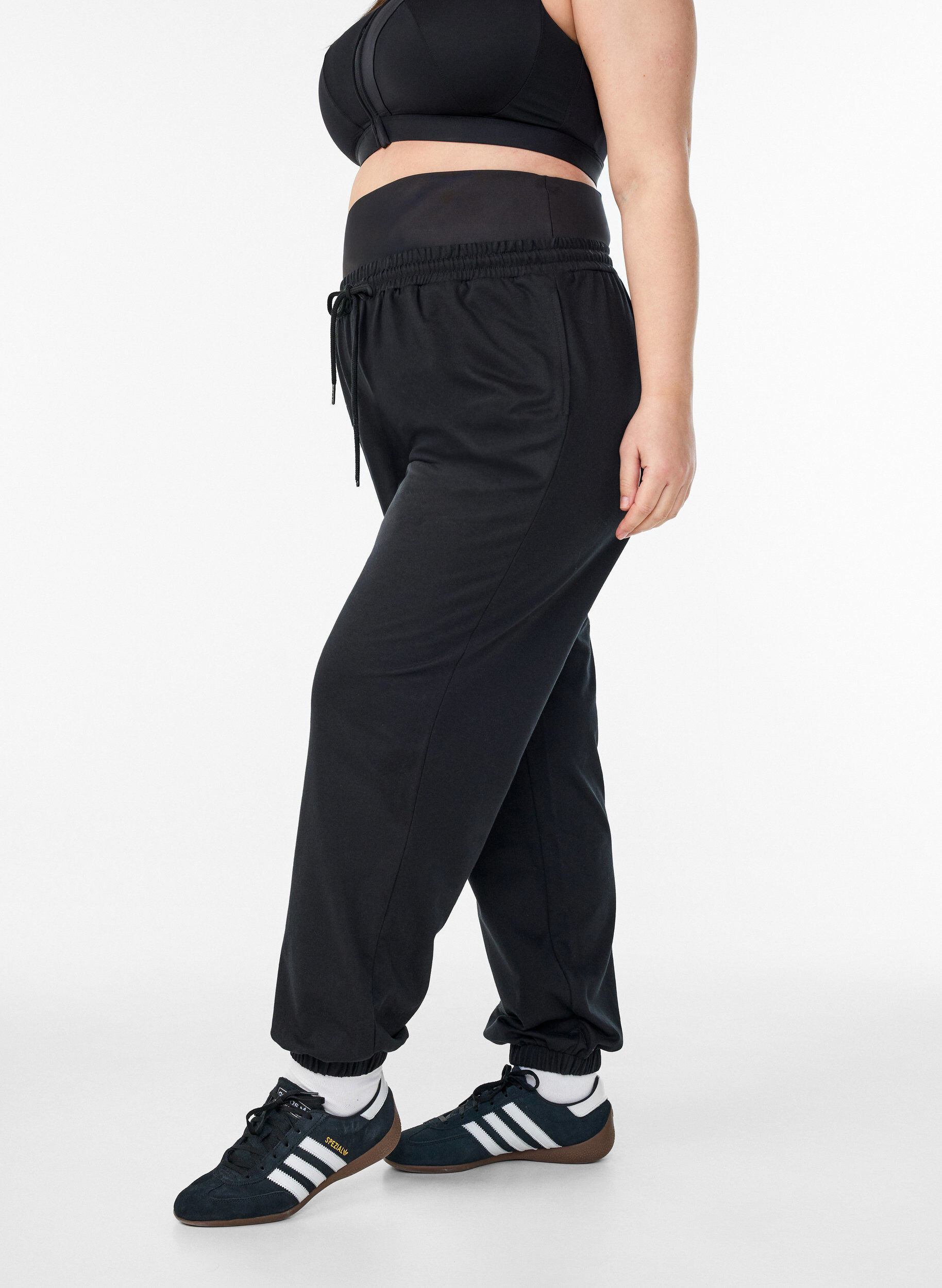 Zizzi Joggingbroek met een brede tailleband, Zwart, Model image number 0