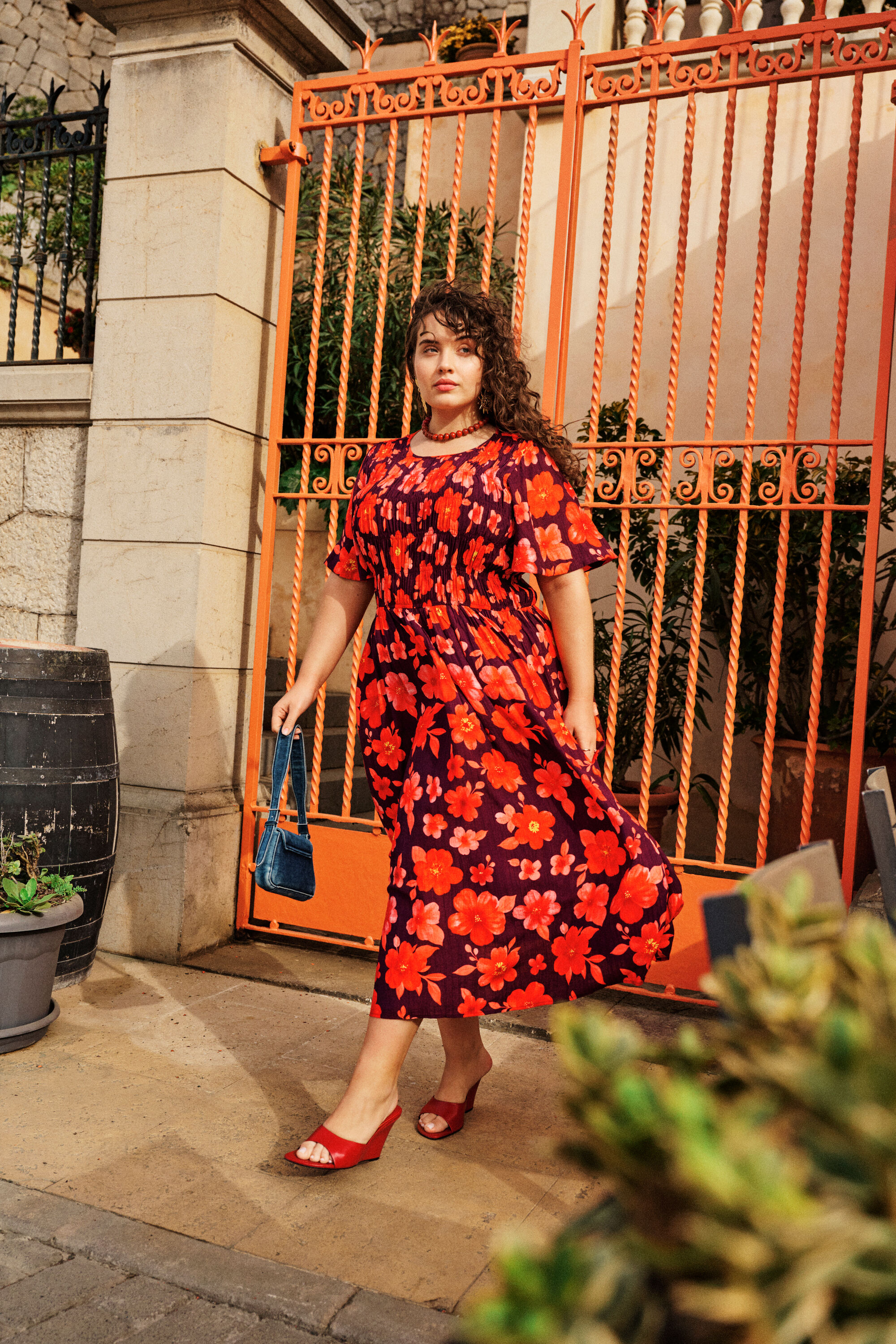 ZizziBloemige elegantie in rood, , Model