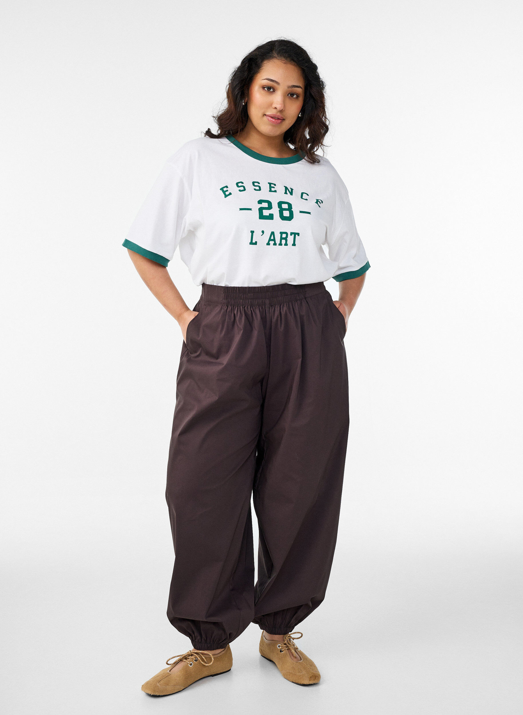 Ballonbroek met zakken en een elastische tailleband, Bruin, Model