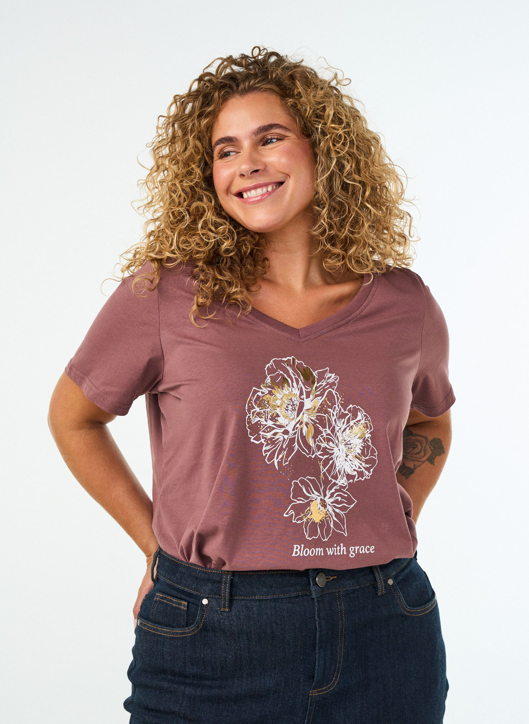 ZizziKatoenen T-shirt met V-hals en print aan de voorkant, Rood, Model image number 0