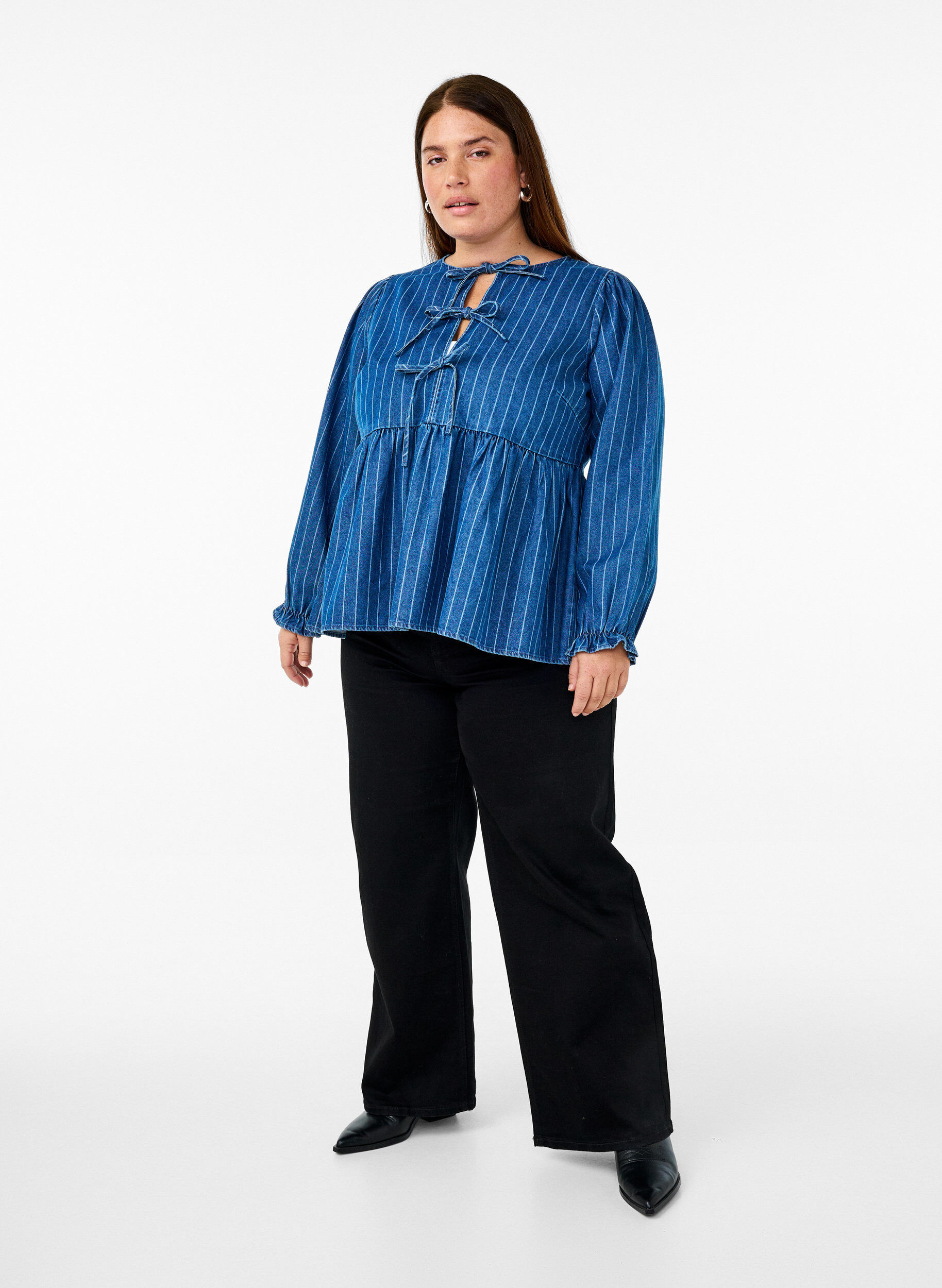 Zizzi Gestreepte denim blouse met strik aan de voorkant, Blauw, Model image number 1