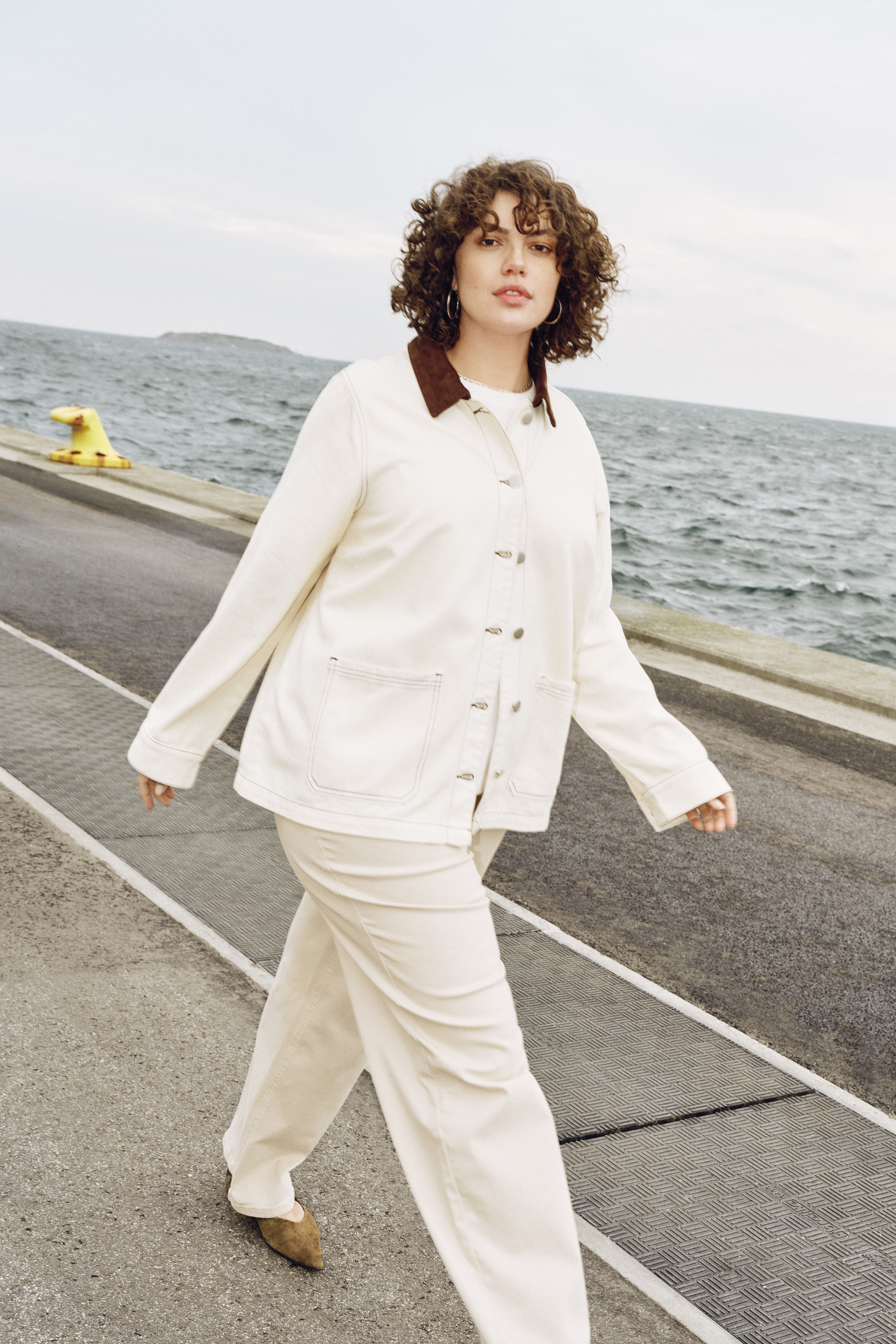 Gekleurde denim jas met contrasterende kraag, , Model