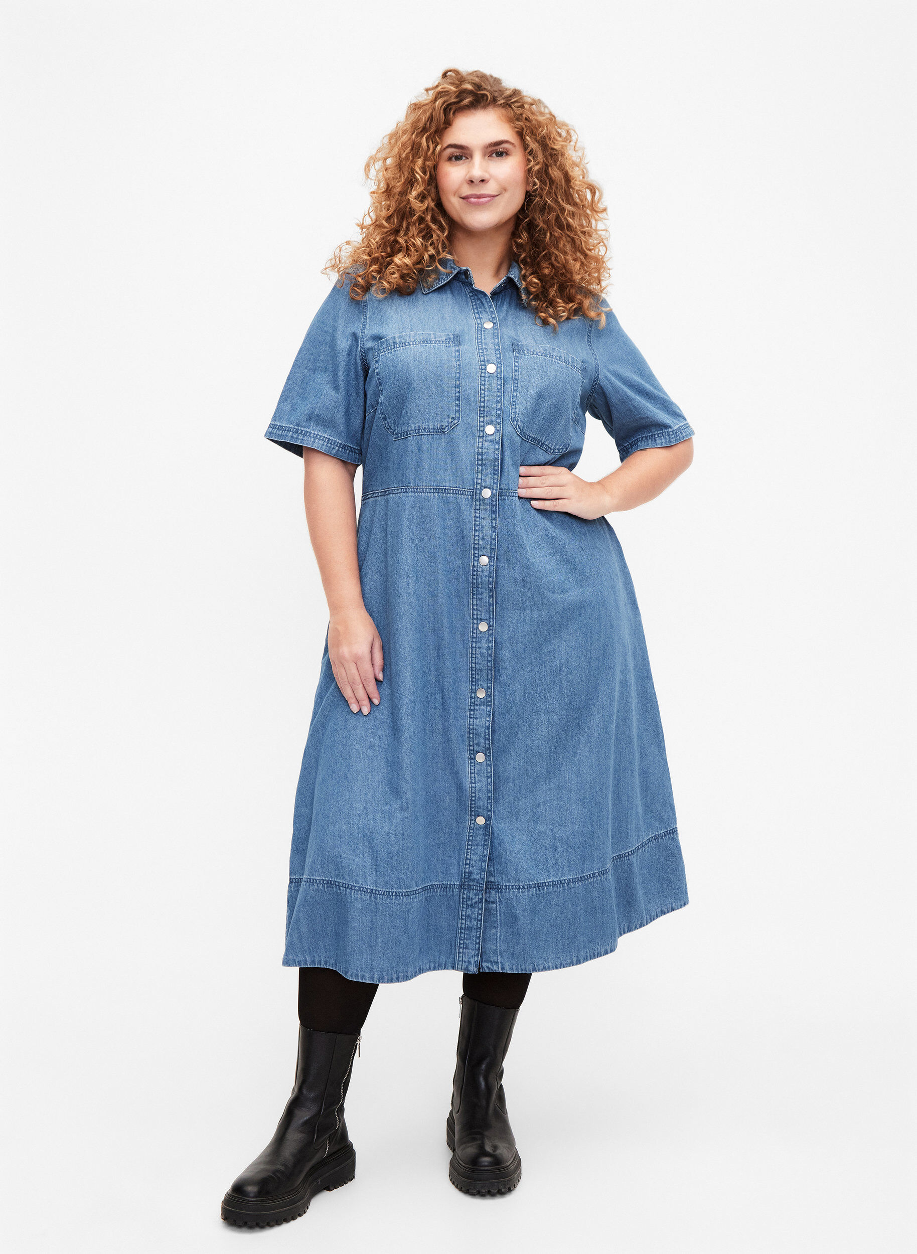 Zizzi Overhemdjurk van denim met korte mouwen, Blauw, Model image number 1