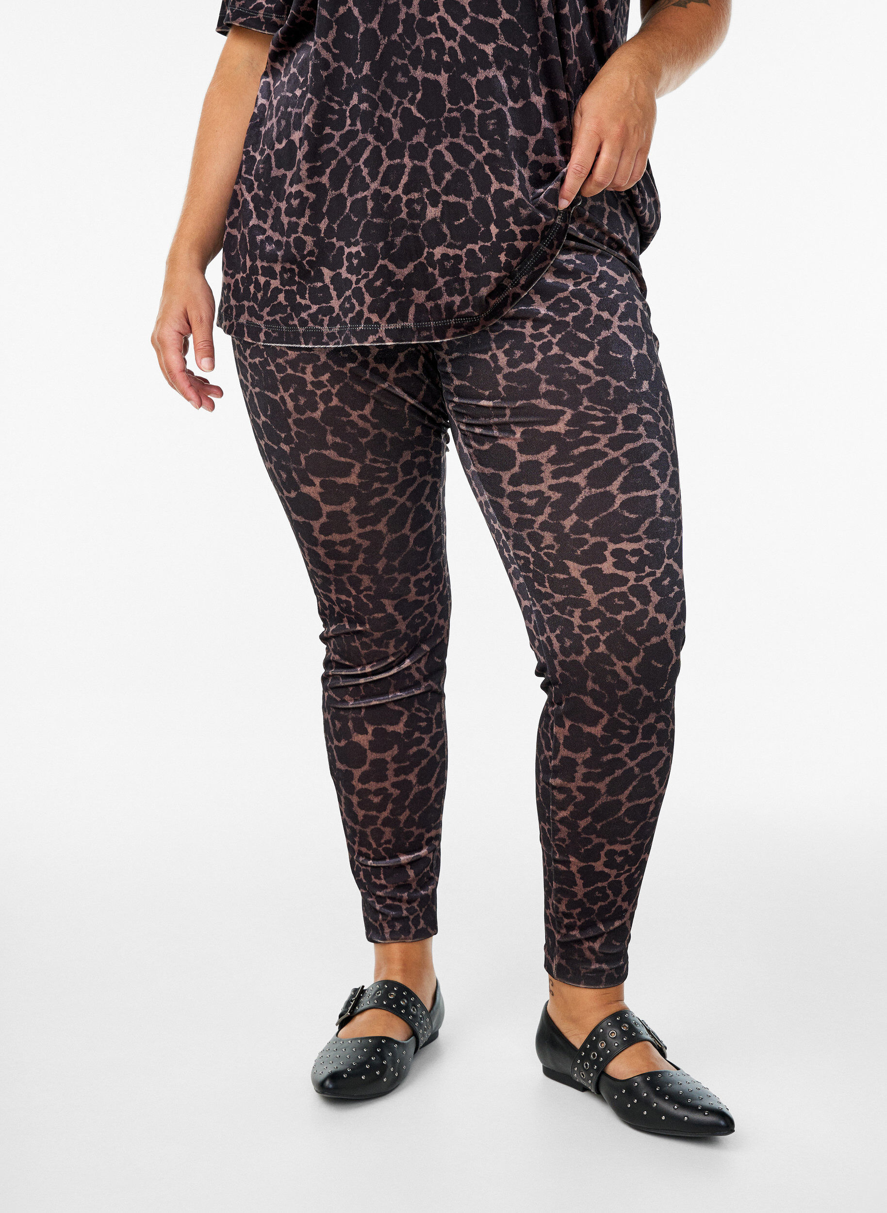 Zizzi Velour leggings met luipaardpatroon, Bruin, Model image number 2