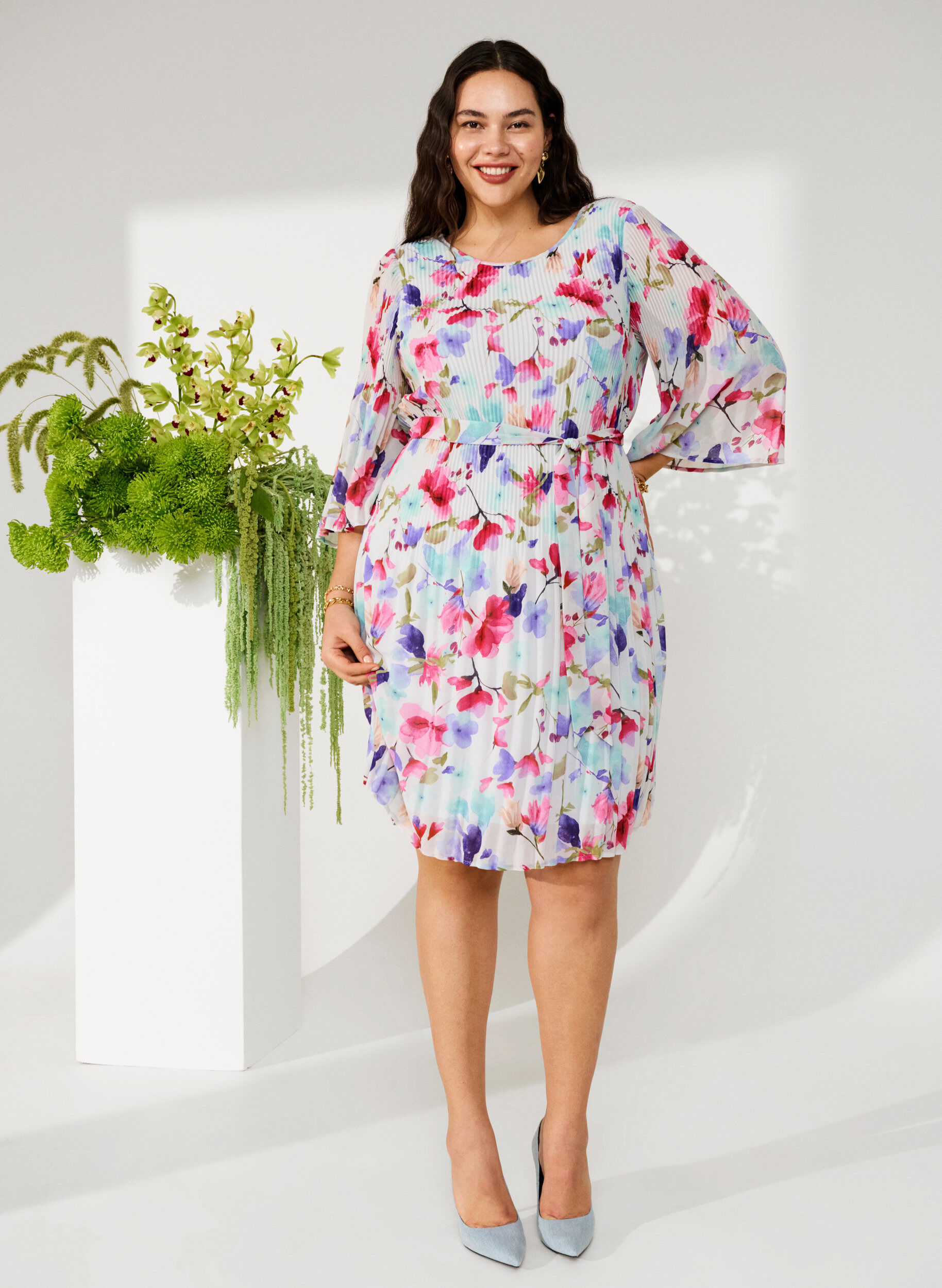 Zizzi Bedrukte geplooide jurk met bindband, White/MultiFlowerAOP, Image image number 0