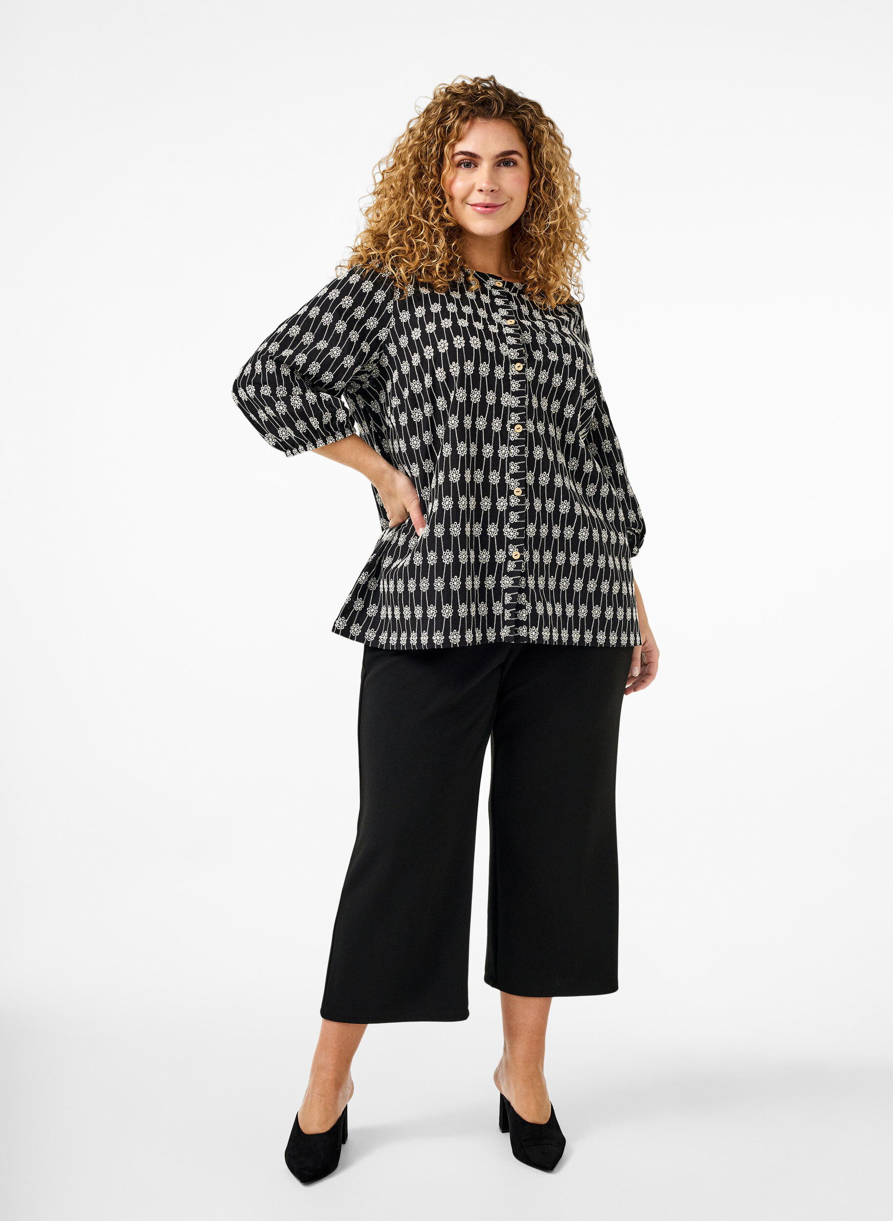 Zizzi Katoenen overhemdblouse met bloemenpatroon, Black, Model image number 2