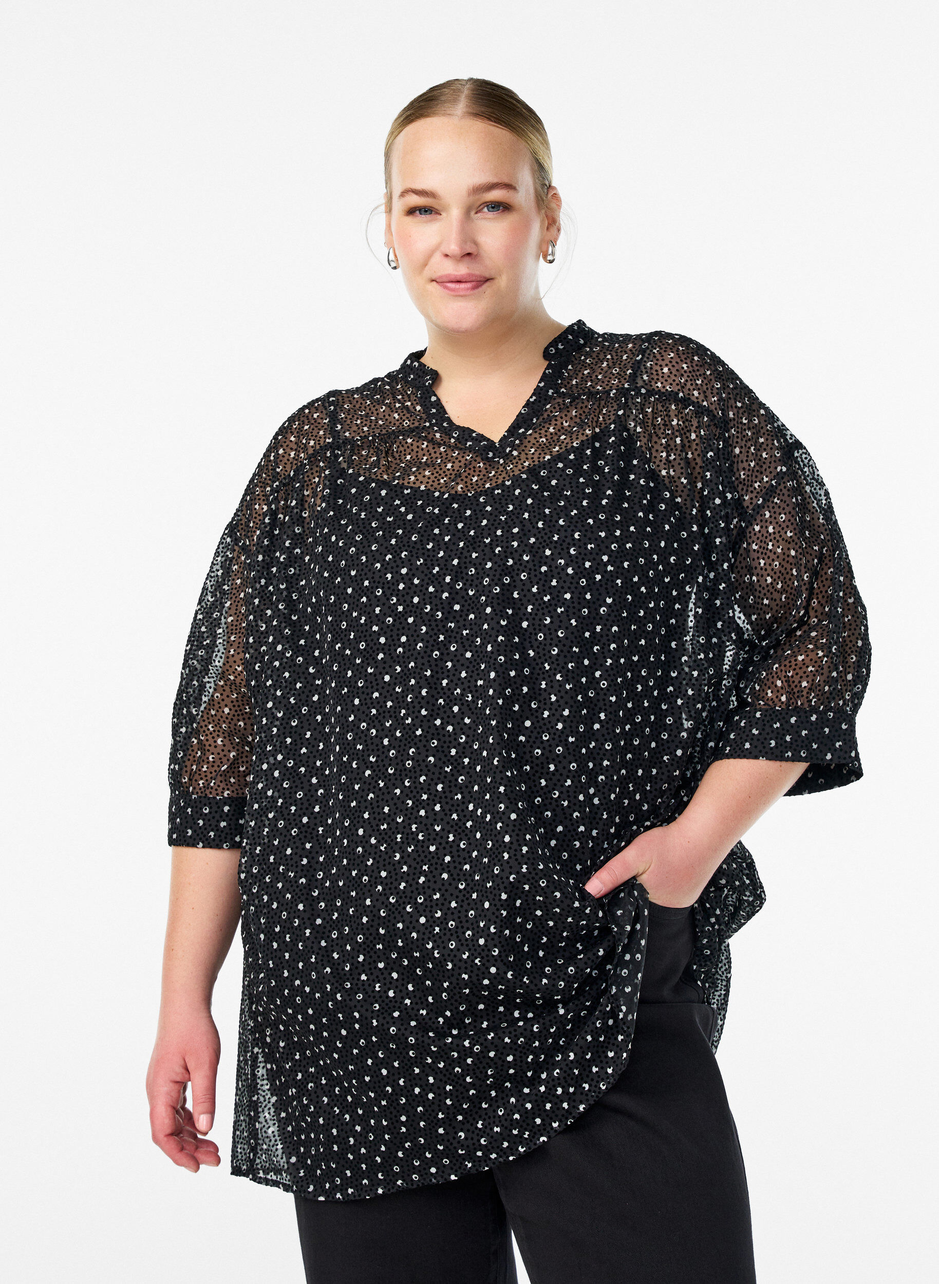 Chiffon tuniek met fluwelen stippenpatroon, Zwart, Model