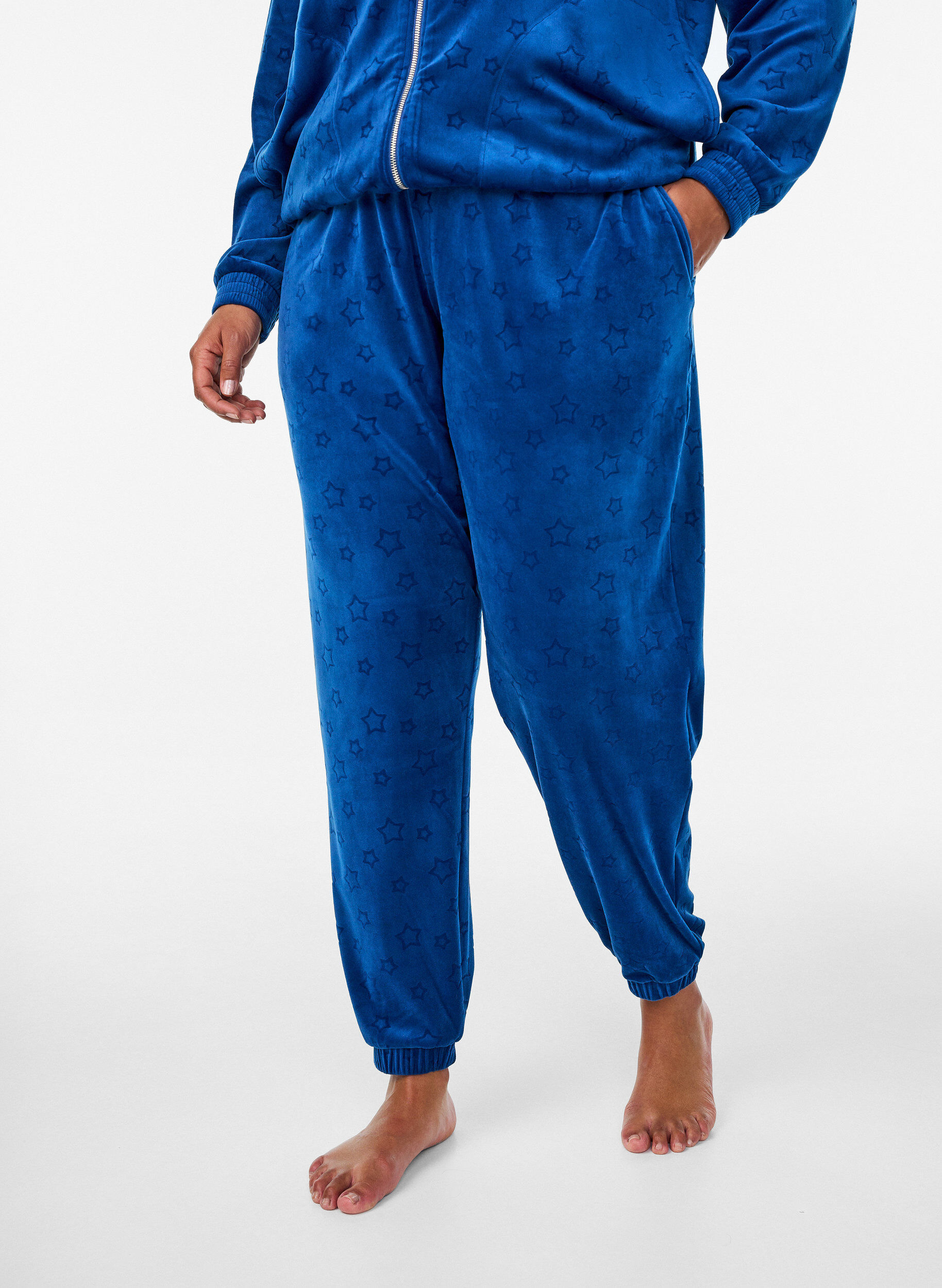 Zizzi Velours broek met ingebosd patroon, Blauw, Model image number 2