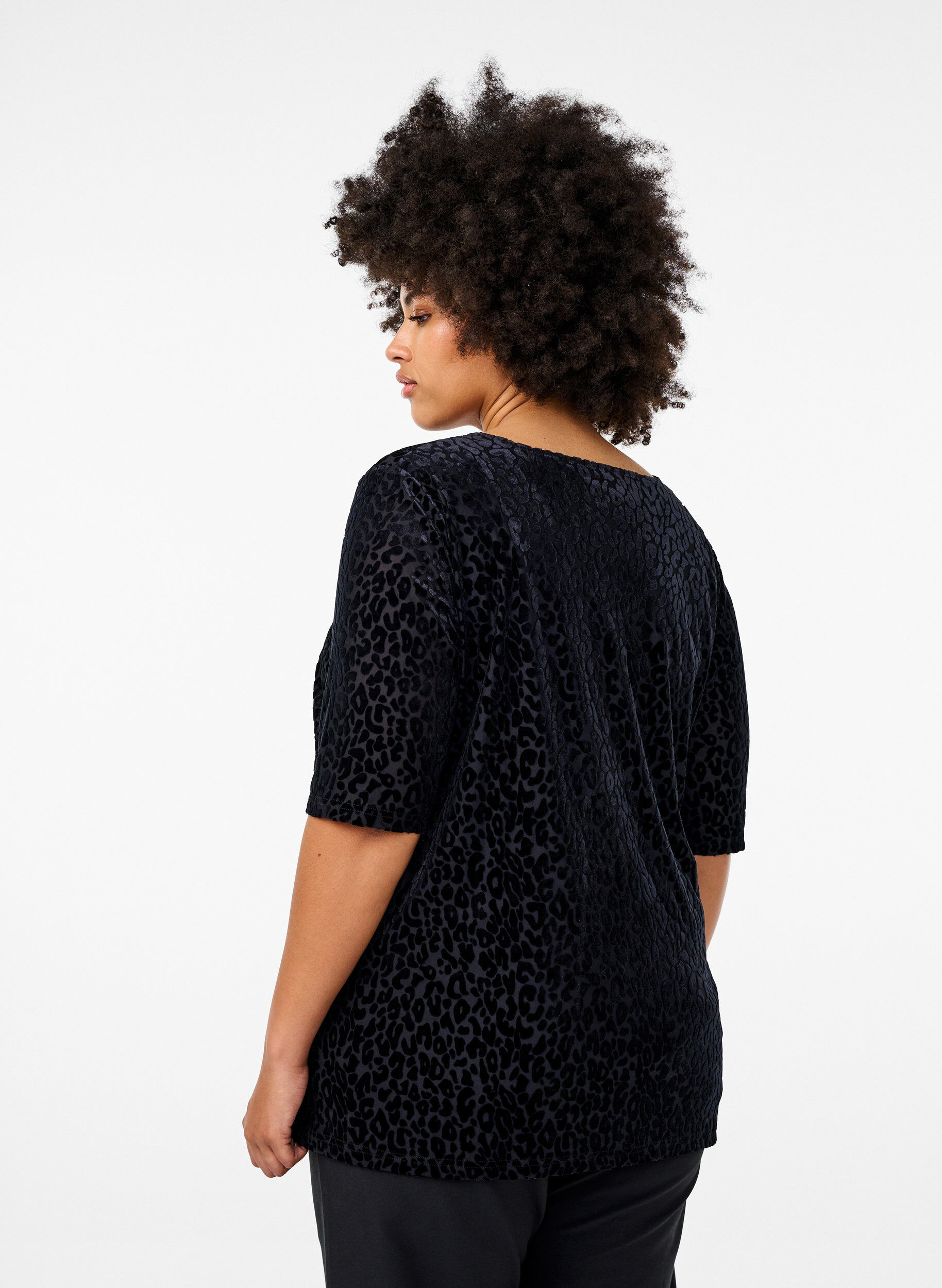 Zizzi Blouse met korte mouwen en luipaardprint, Zwart, Model image number 2