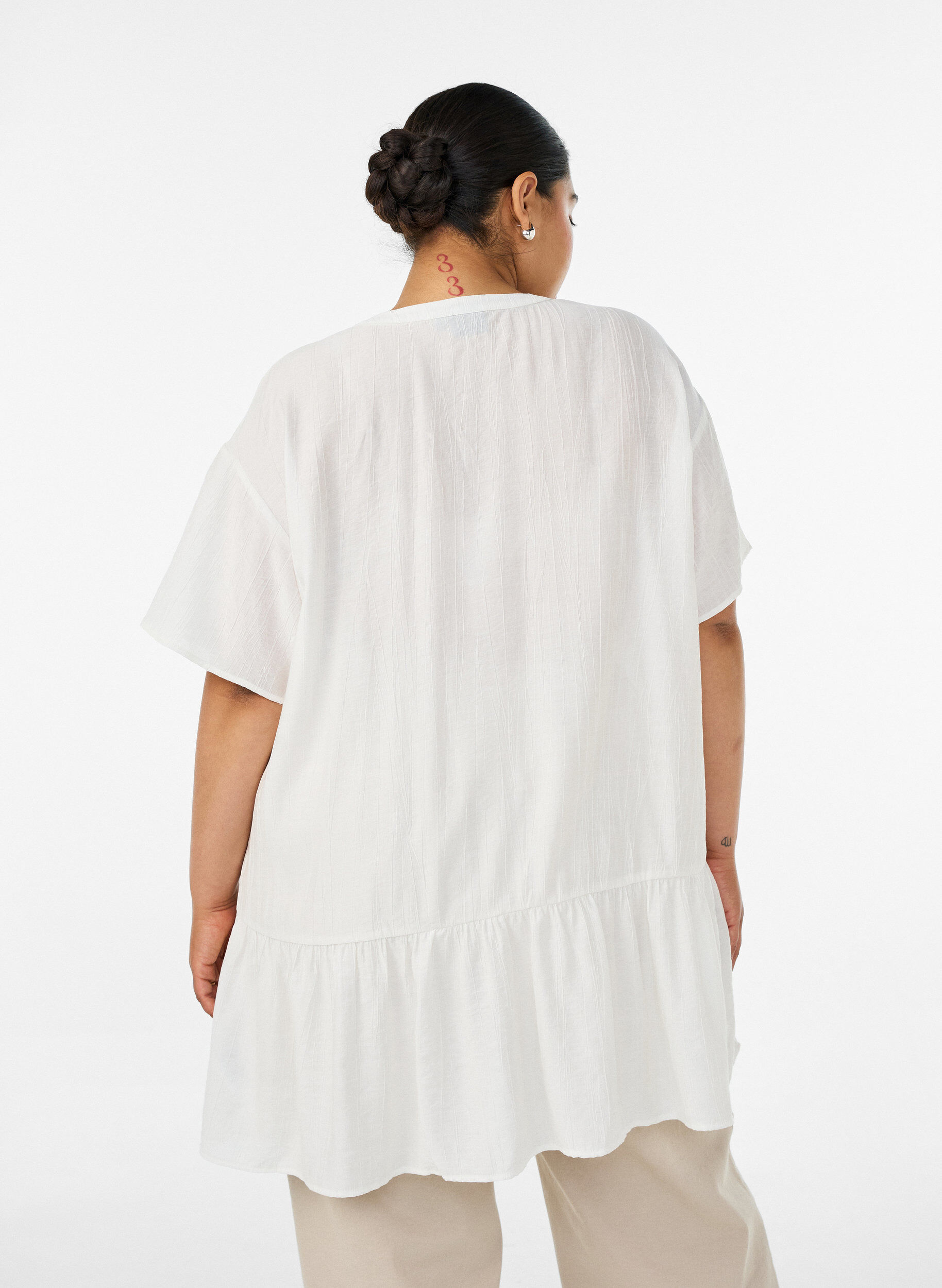 ZizziLosse tuniek met gekreukte structuur en rucherand, Vanille, Model image number 2