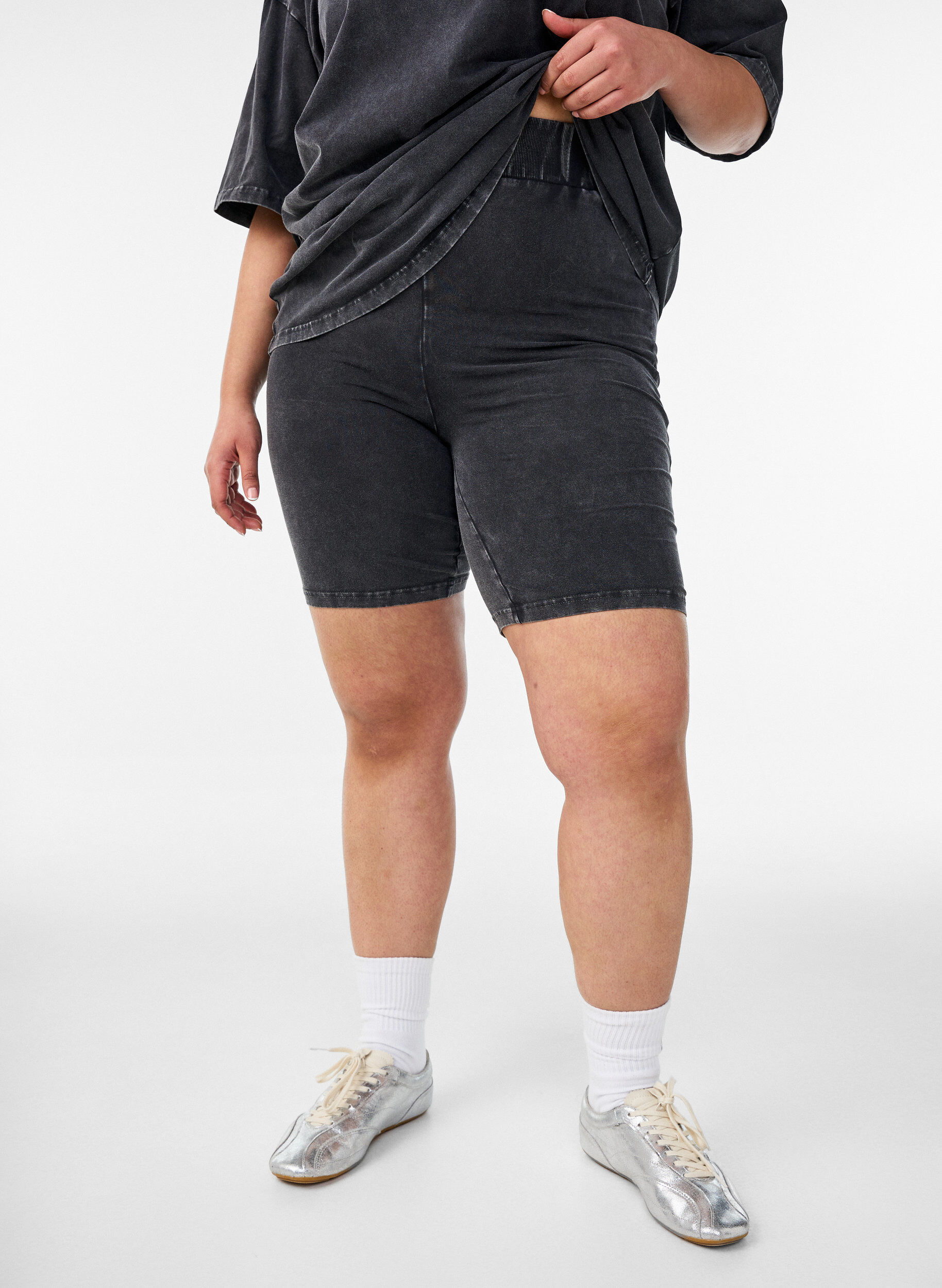 Zizzi Strakke jersey shorts met een gewassen effect, Zwart, Model image number 3