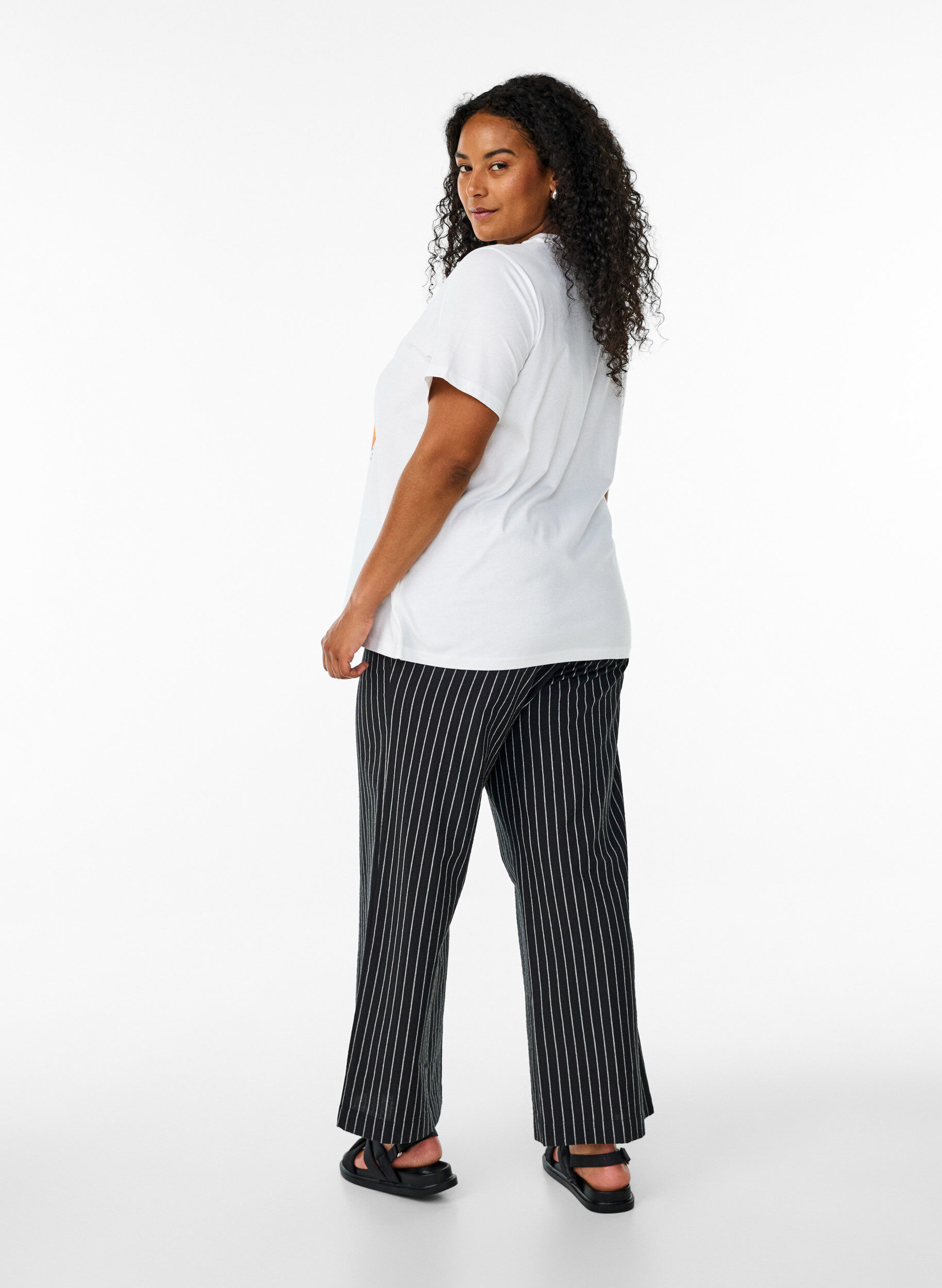 Zizzi Losse broek met hoge taille en zakken, Zwart, Model image number 2
